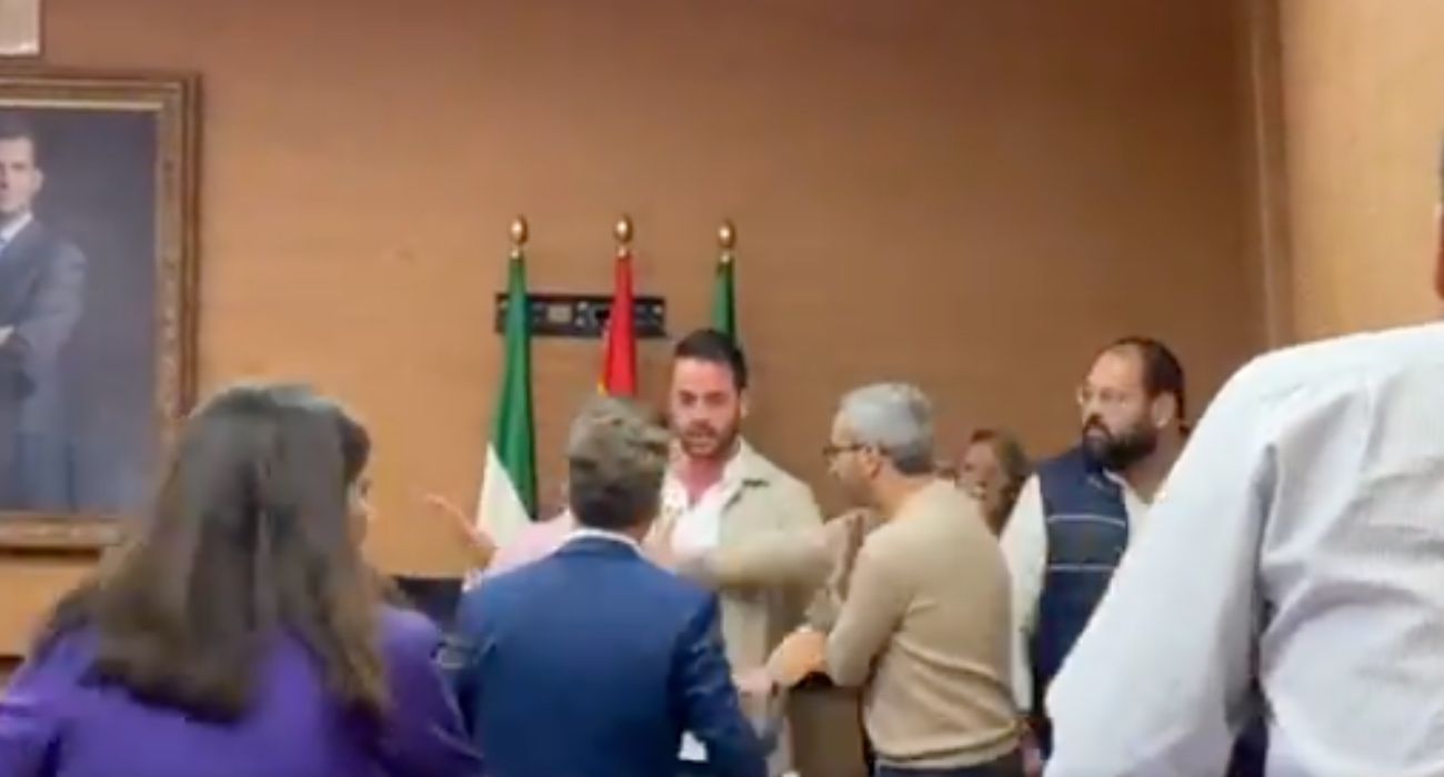 Un momento de la pelea entre concejales de El Puerto de Santa María.