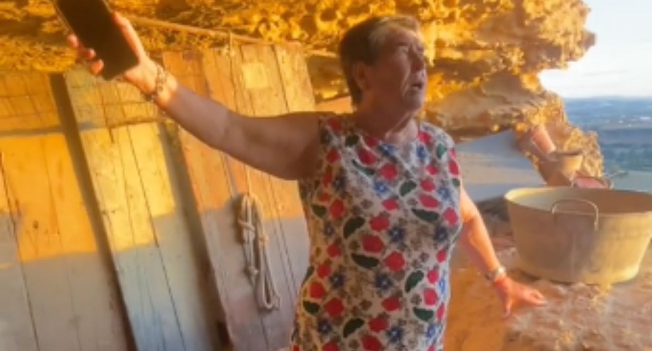Encarna, en su casa cueva.