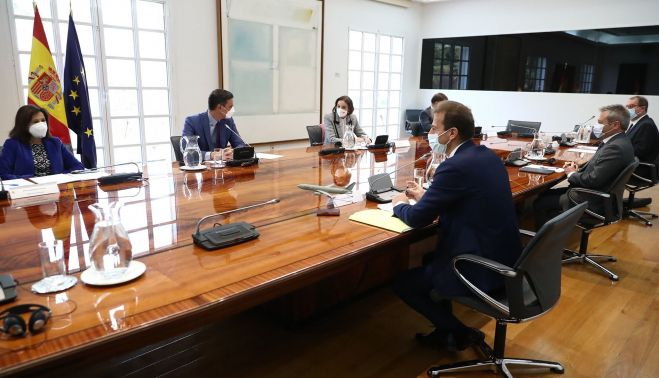 Reunión en febrero pasado entre el Gobierno y la dirección de Airbus. MONCLOA
