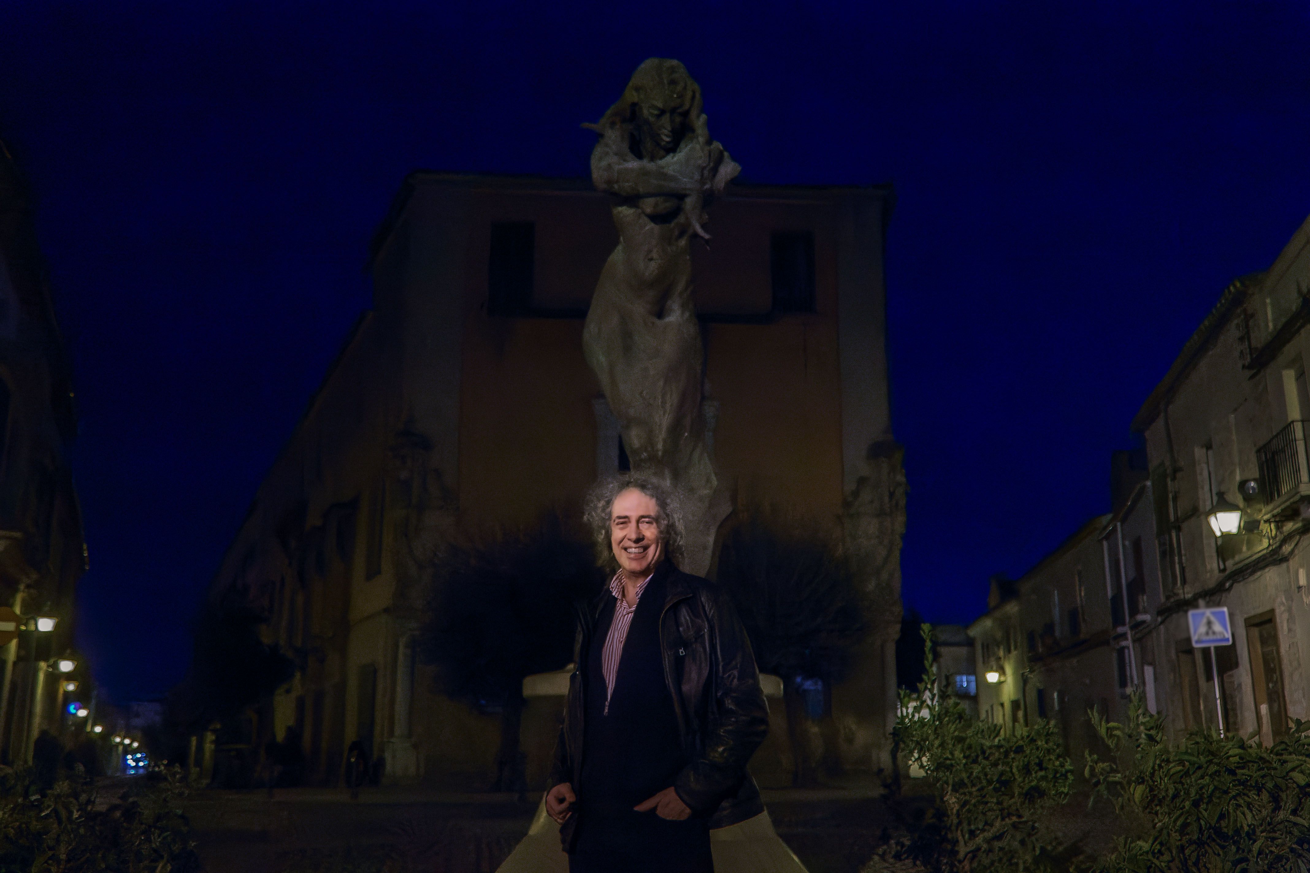 José Manuel Gamboa Rodríguez durante la entrevista, delante del monumento a Lola Flores en Jerez.