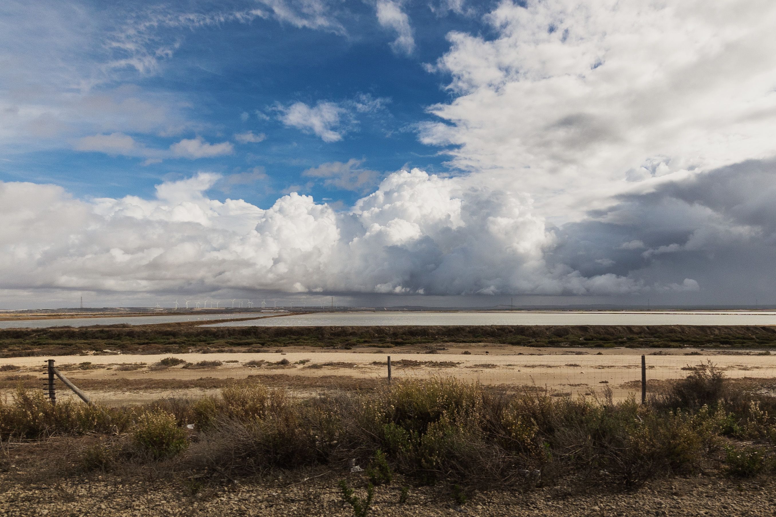 Un paisaje en Andalucía, con nubes cargadas de lluvias y claros.