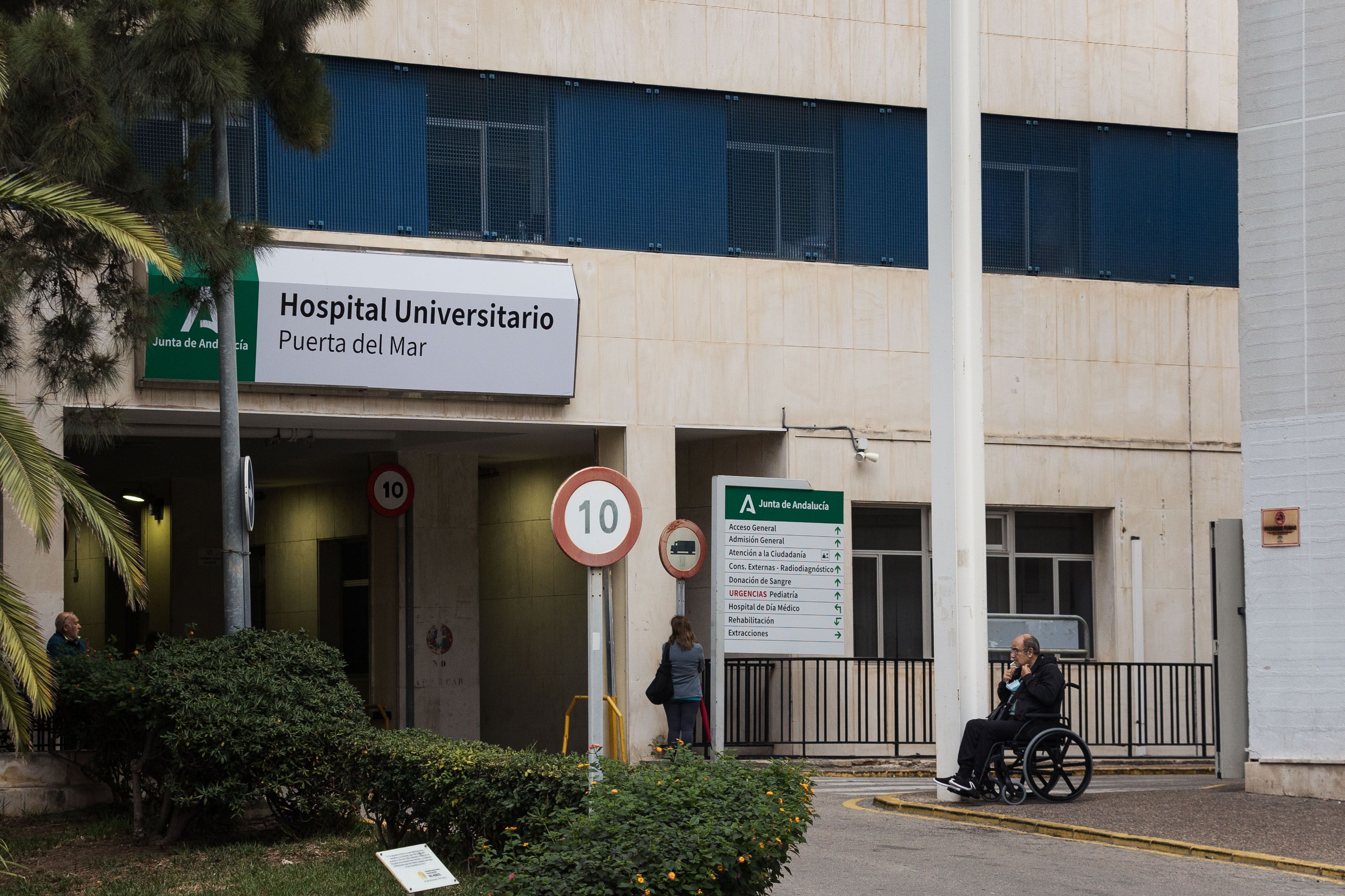 Un paciente, en la puerta del Hospital Puerta del Mar de Cádiz.