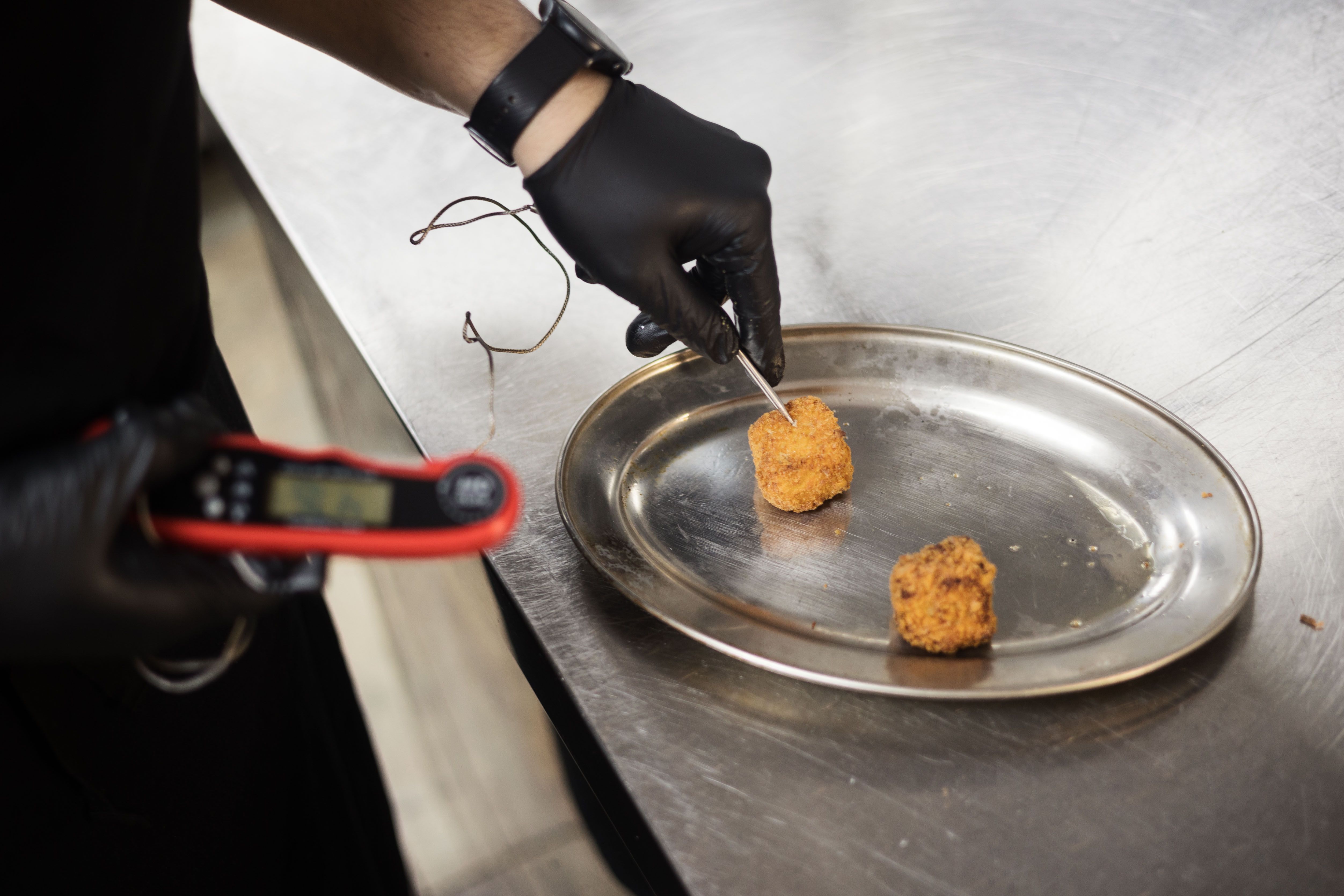 Alberto mide la temperatura de las croquetas.