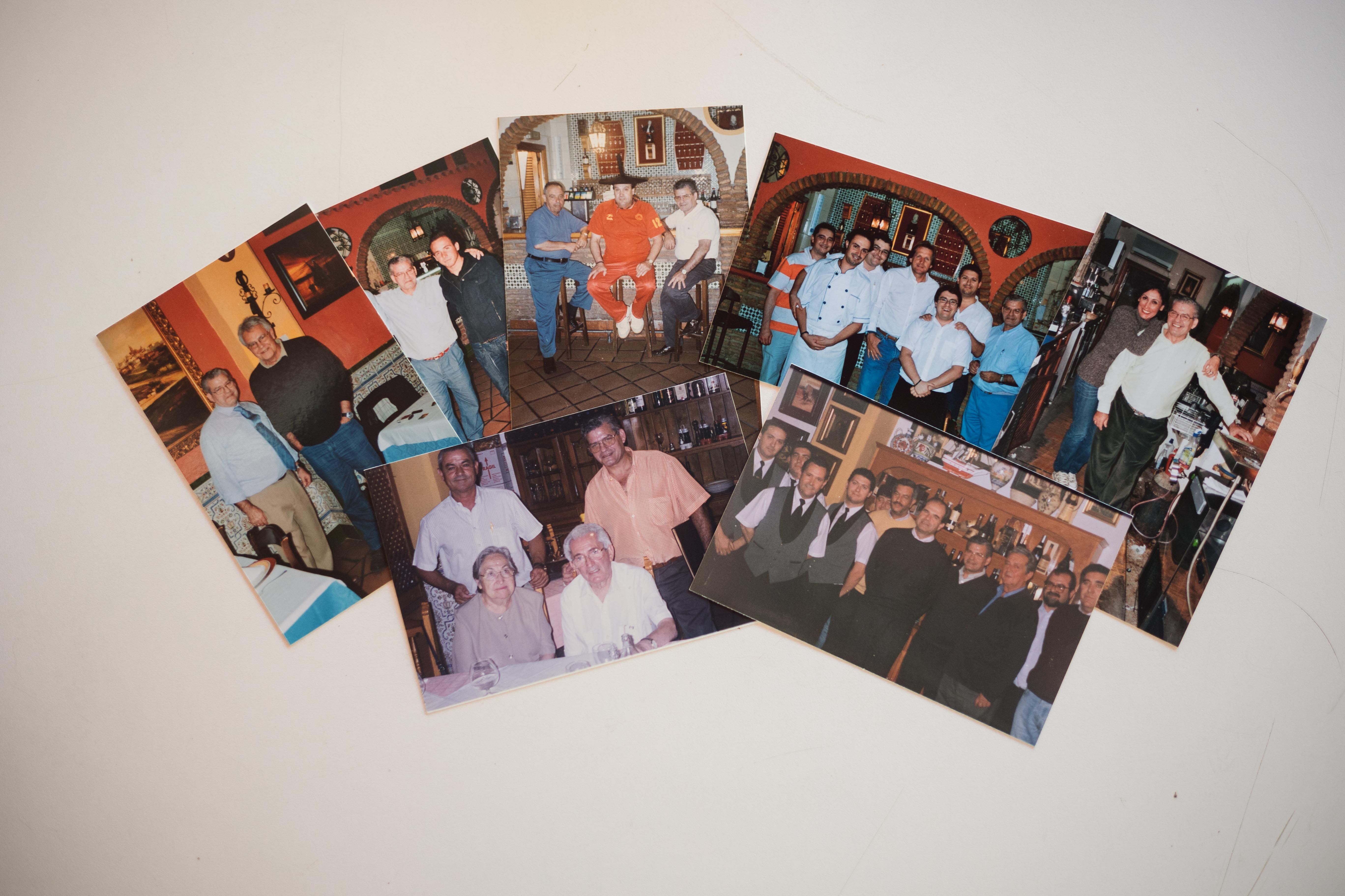 Fotografías que antes colgaban en El Patio con personajes famosos que lo visitaron.   MANU GARCÍA   