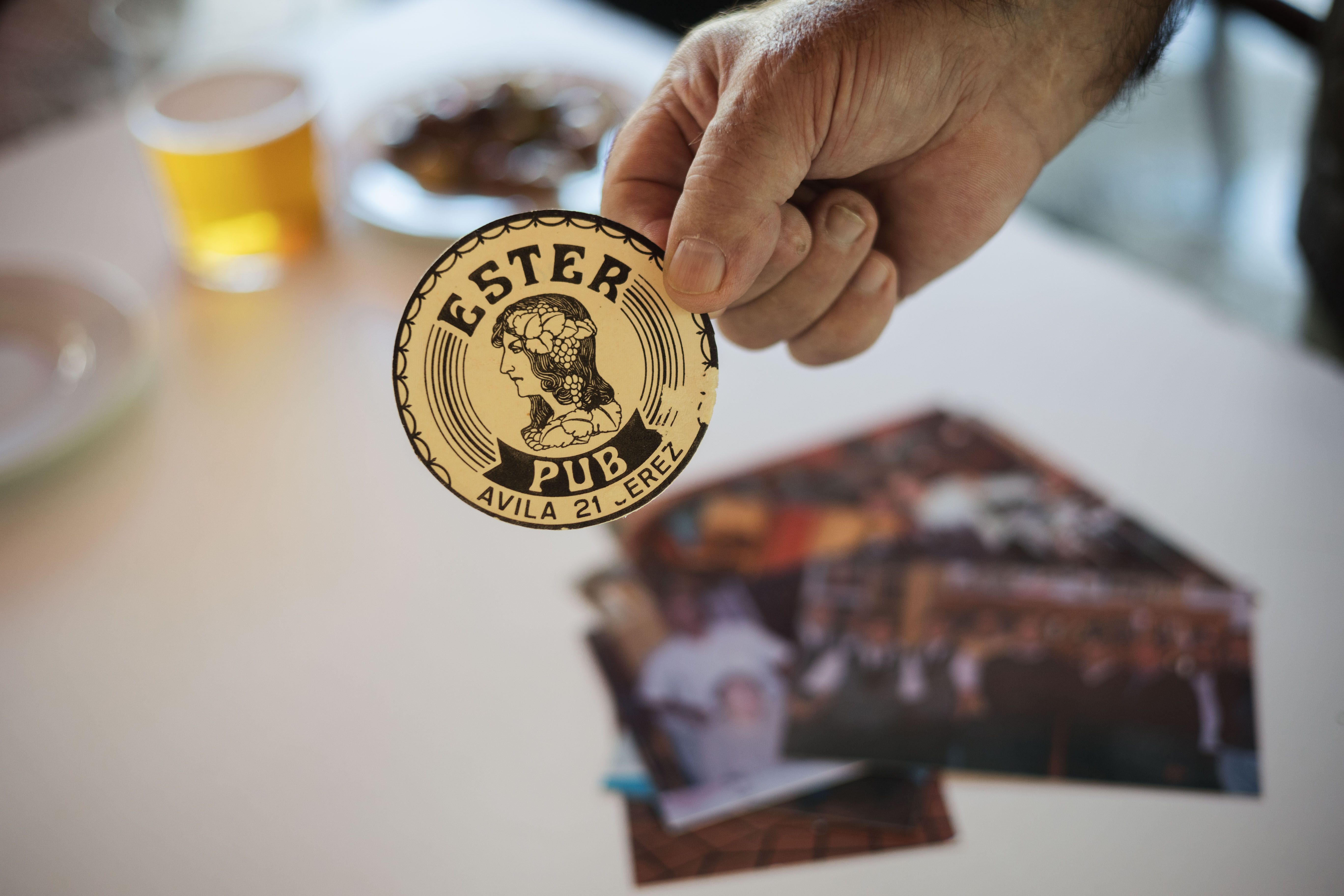 Enseñando un posavasos del primer bar que tuvo, el Ester.    MANU GARCÍA