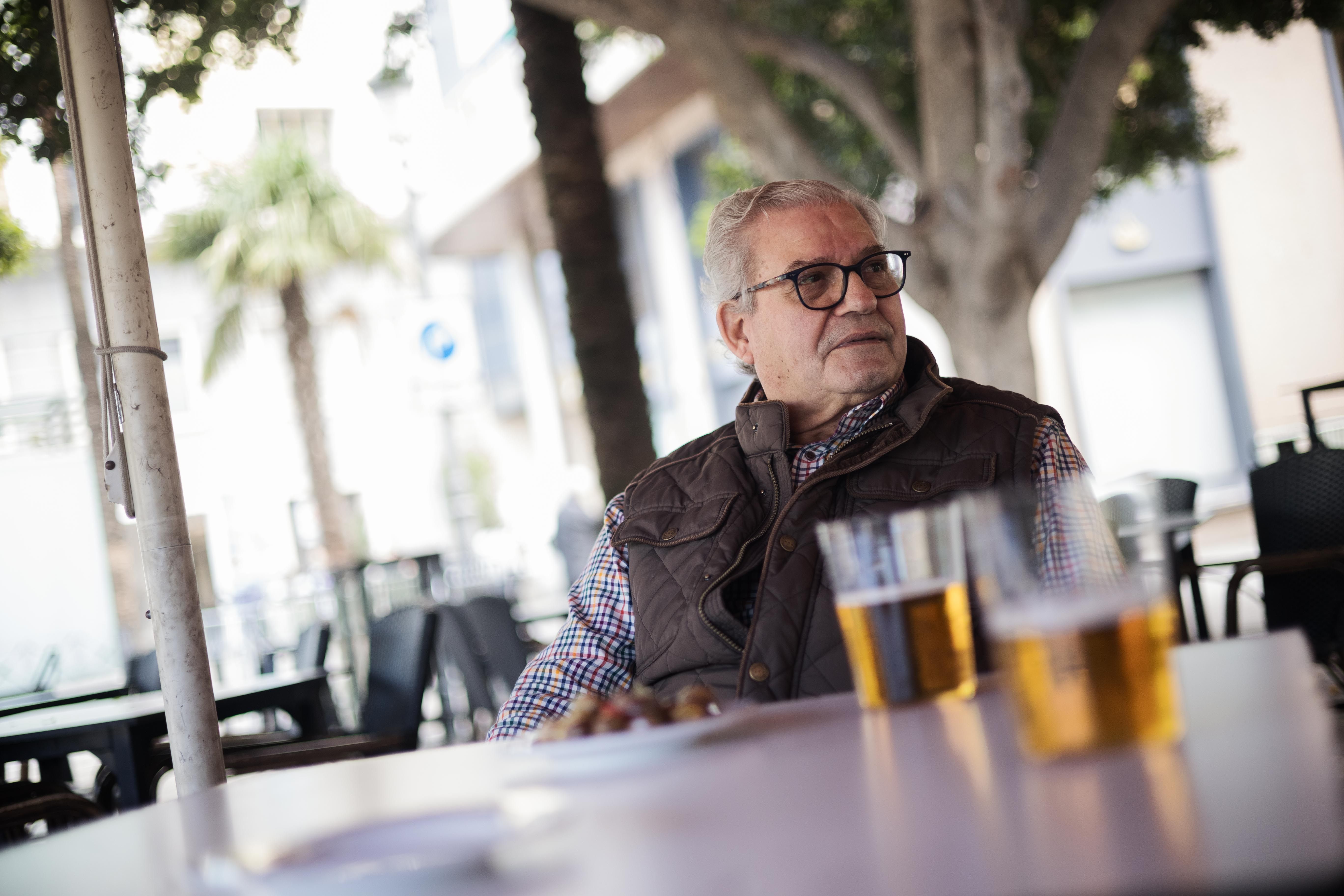 El veterano hostelero durante la entrevista.      MANU GARCÍA
