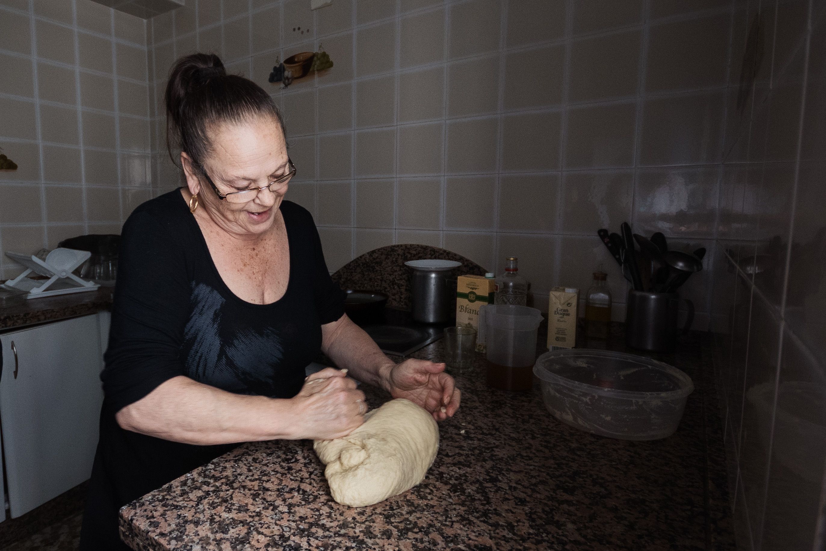 La jerezana prepara la masa para elaborar este dulce navideño.