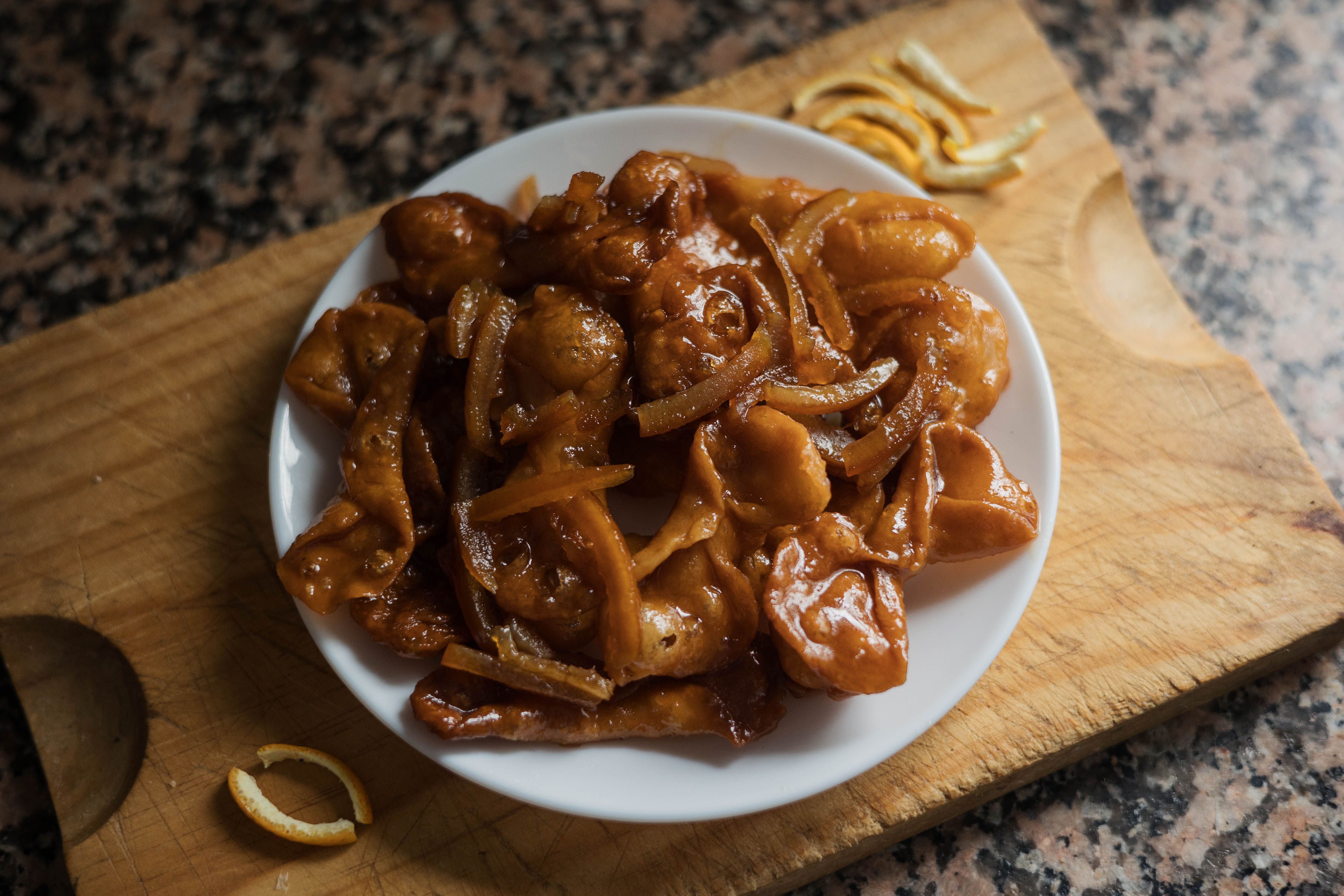 Plato de pestiños recién hechos por Juana.