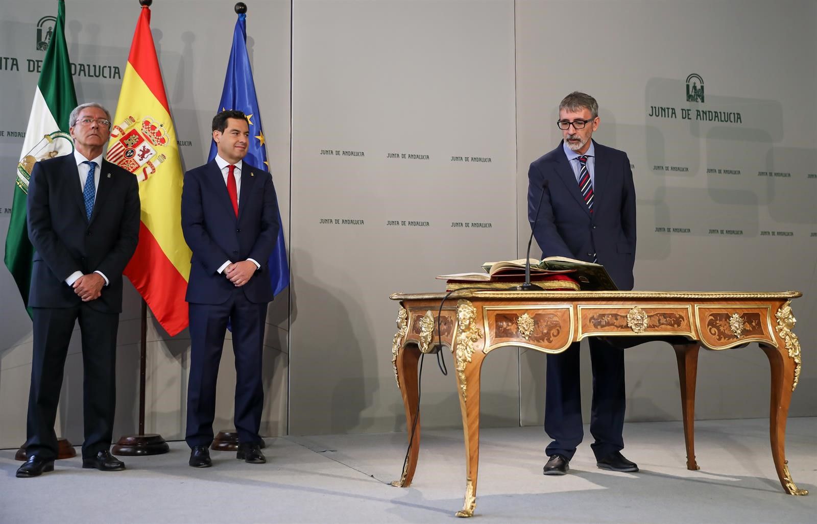Francisco Piniella, en su toma de posesión de su cargo como rector de la UCA, con el presidente Juan Manuel Moreno Bonilla al fondo, en julio de 2019.