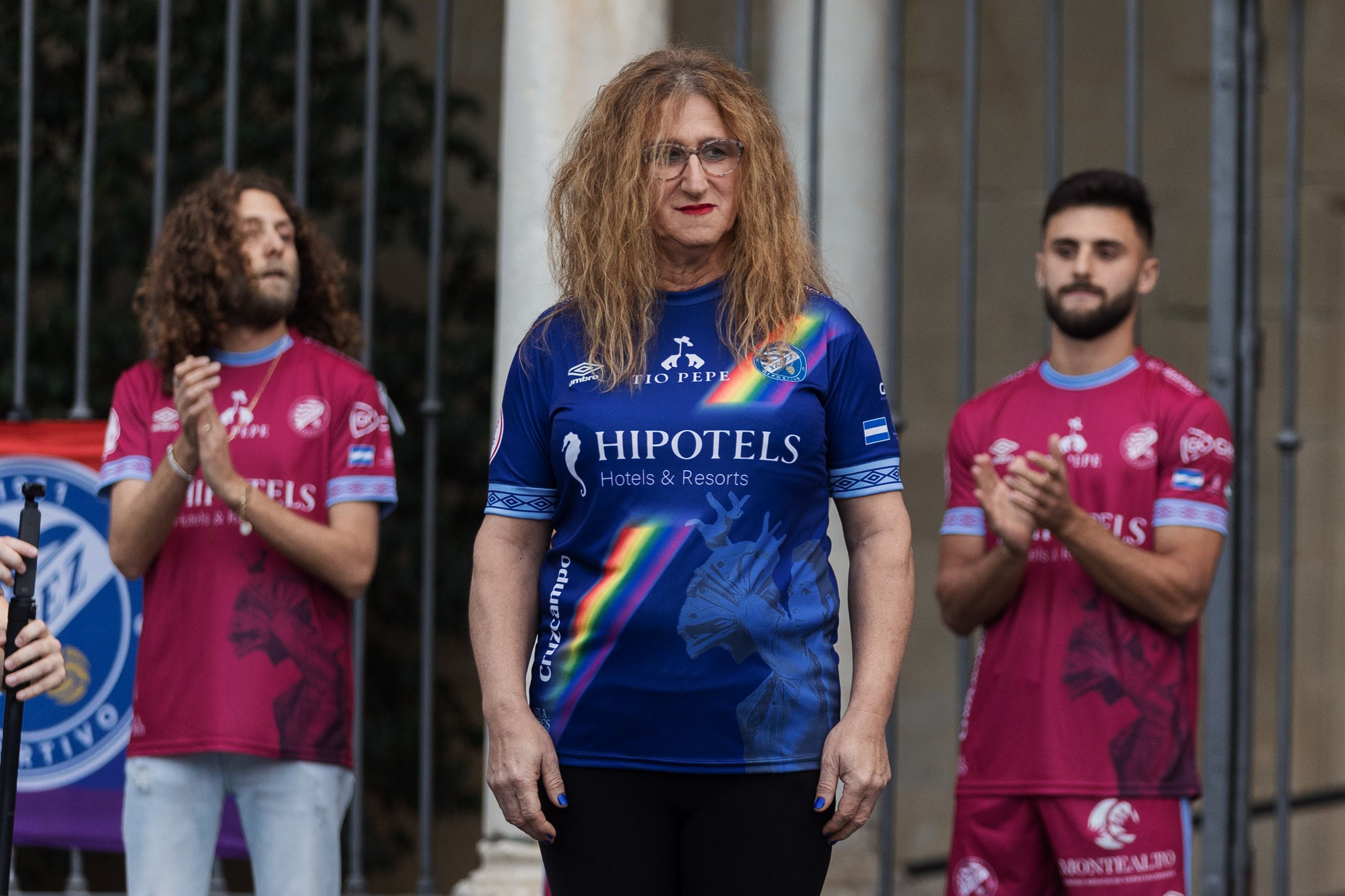 Marina Villalba, socia del Xerez DFC, con la equipación que homenajea al colectivo LGTBI.
