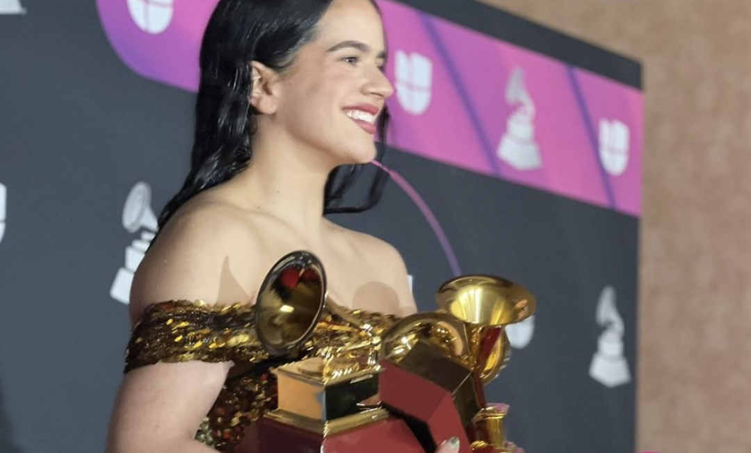 Rosalíam con la recolección de Grammy Latinos cosechada en Las Vegas, en una imagen de 'Exa'. Rosalíam con la recolección de Grammy Latinos cosechada en Las Vegas, en una imagen de 'Exa'.