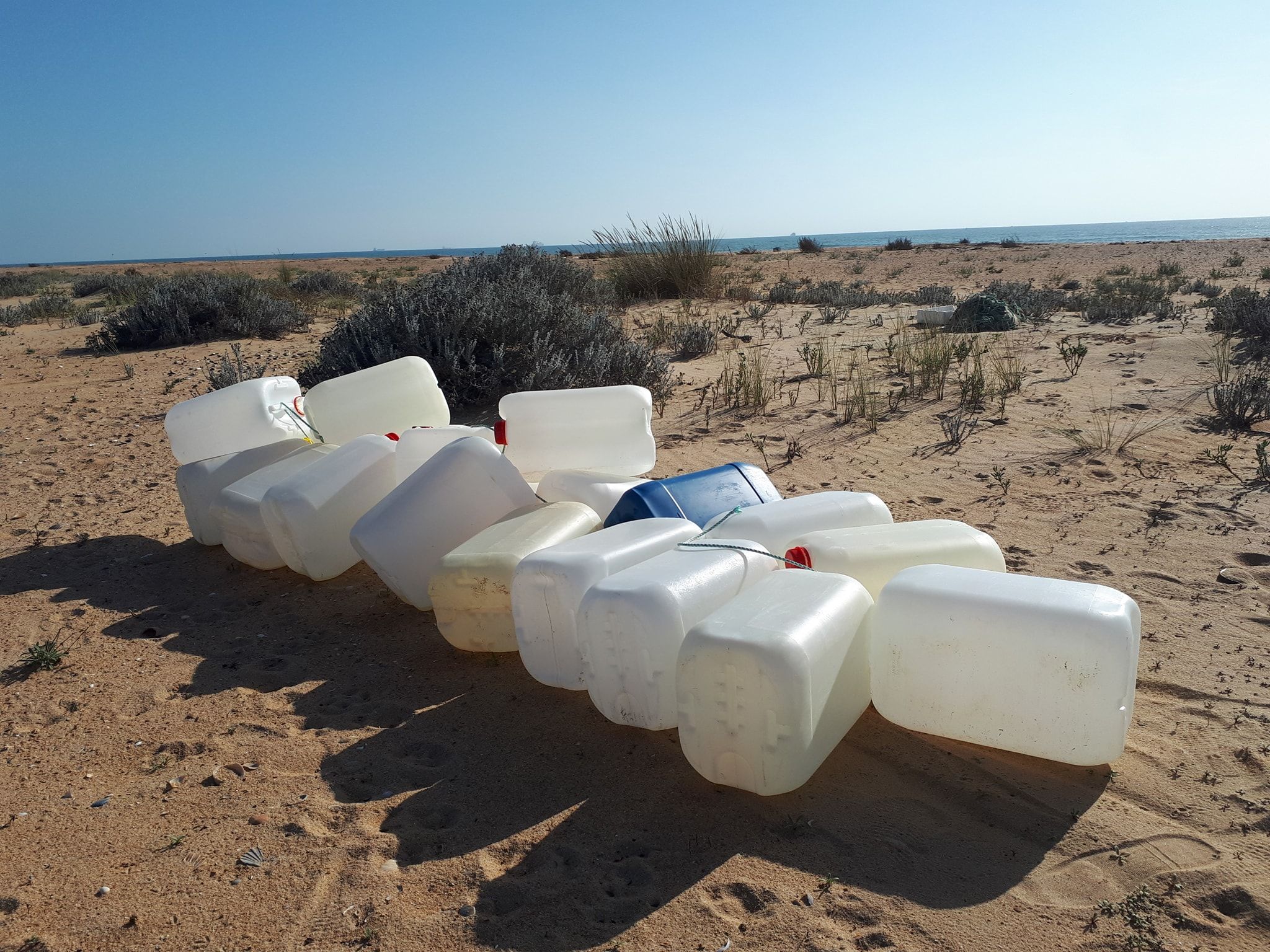 Bidones encontrados en la playa del Espigón.