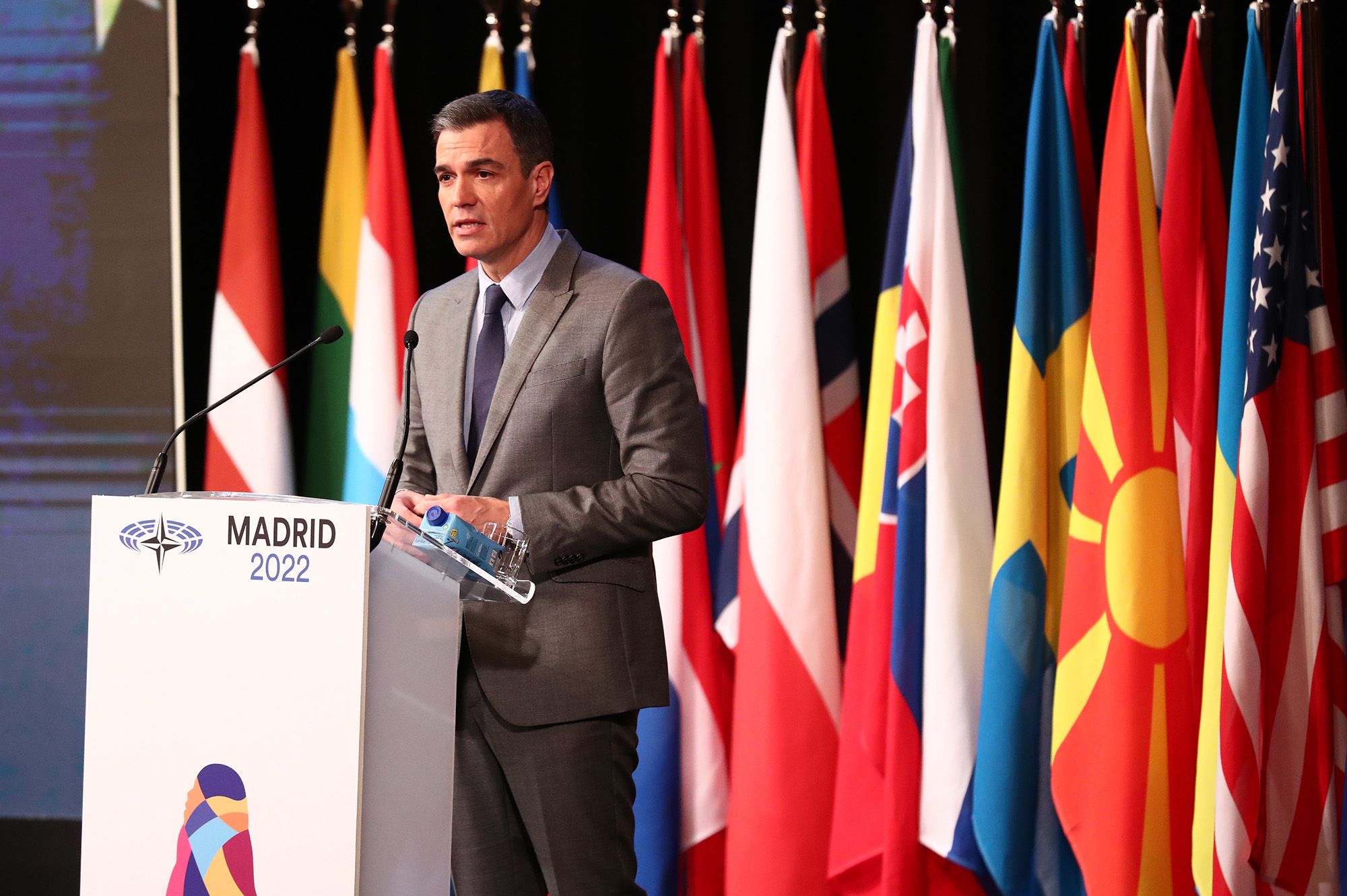 El presidente del Gobierno, Pedro Sánchez, durante su intervención en la sesión plenaria de la 68ª Asamblea Parlamentaria de la OTAN. Pool Moncloa / Fernando Calvo. El presidente del Gobierno, Pedro Sánchez, durante su intervención en la sesión plenaria de la 68ª Asamblea Parlamentaria de la OTAN. Pool Moncloa / Fernando Calvo.