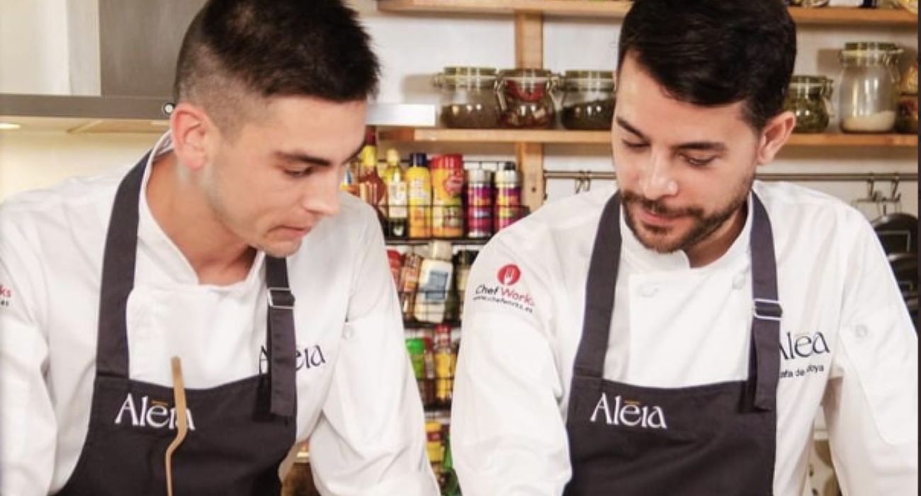 El chef jerezano Rafa de Bedoya, a la derecha, junto a un compañero.