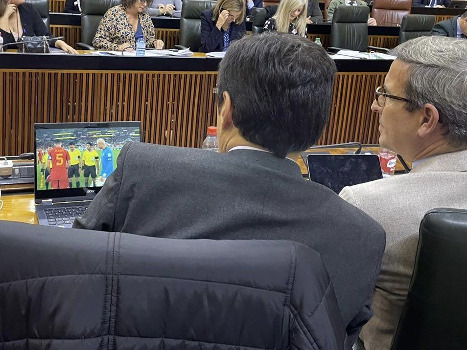 Los consejeros pillados durante el partido.