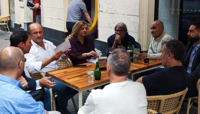 Juan José Ortiz (tercero por la izquierda) con un grupo de hosteleros. PPCADIZ