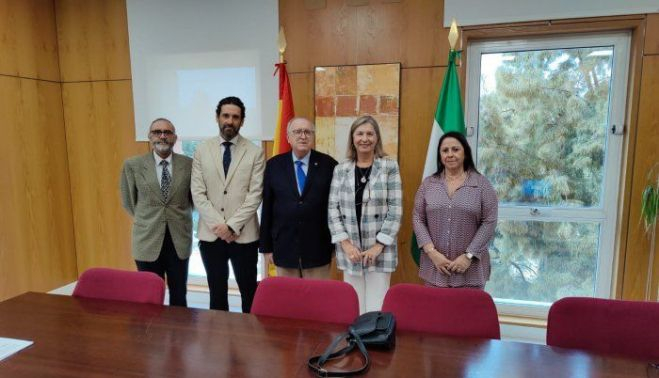 José Blas Fernández (tercero por la izquierda) con la Delegada de Justicia, Ana Bertón,