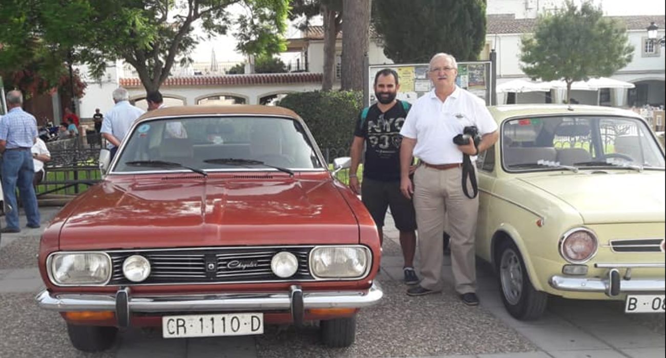 Jeromín, a la derecha, en la plaza Artesanía de Guadalcacín durante un evento de coches antiguos. Jeromín, a la derecha, en la plaza Artesanía de Guadalcacín durante un evento de coches antiguos.