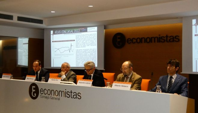 Javier Santacruz,  Miguel Romero, Valentín Pich, Alejandro Latorre y Alberto Velasco. ECONOMISTAS