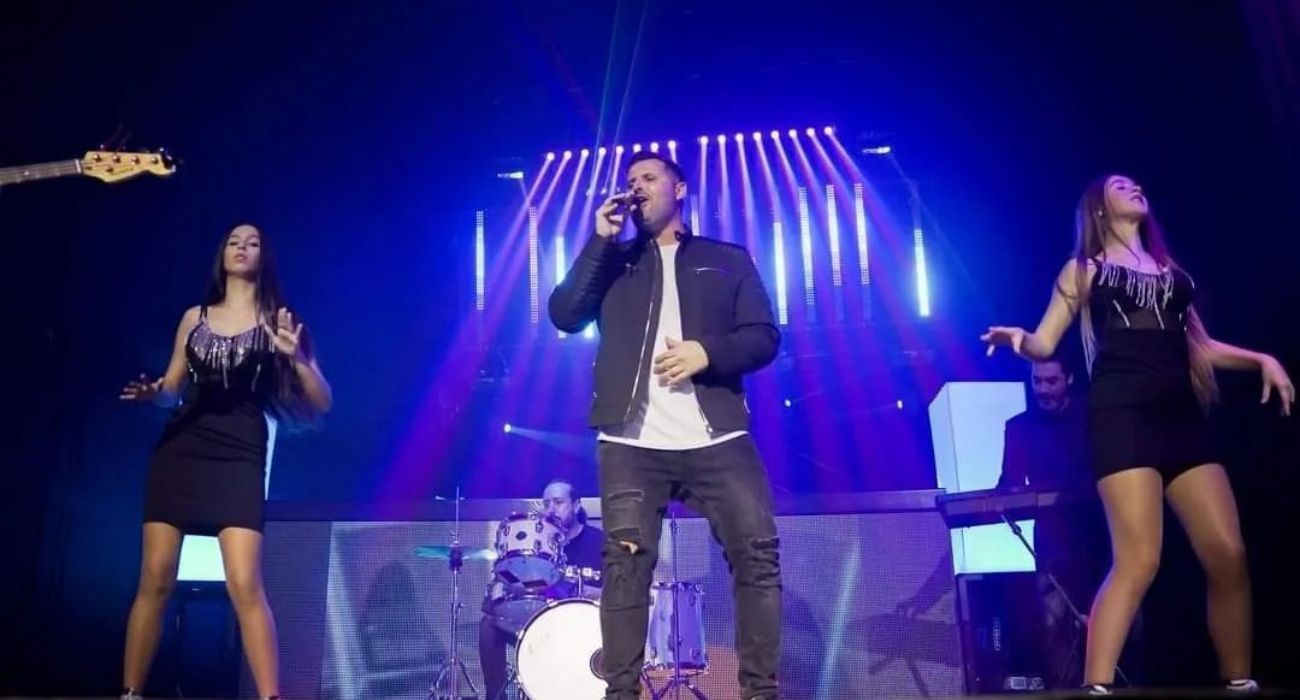 Lozano, en una de sus recientes actuaciones en las que rinde tributo a Chayanne.