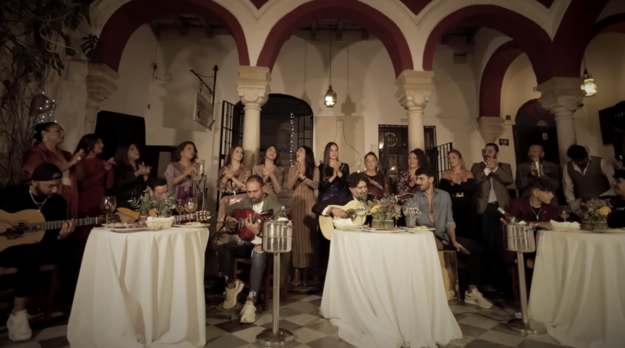 Traca final antes de Nochebuena: Luis de Perikín reunirá a un nutrido grupo de artistas en una 'macro Zambomba' en Jerez. Traca final antes de Nochebuena: Luis de Perikín reunirá a un nutrido grupo de artistas en una 'macro Zambomba' en Jerez.