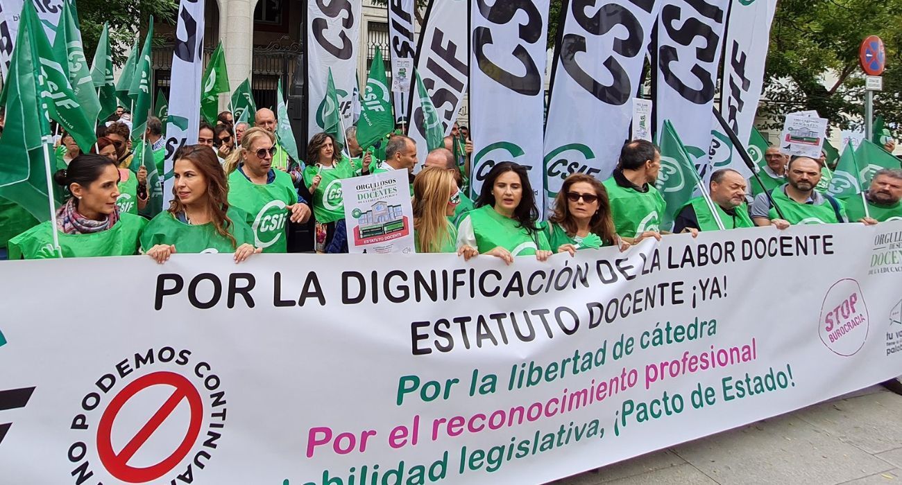 Una manifestación por la mejora de las condiciones laborales de los maestros.