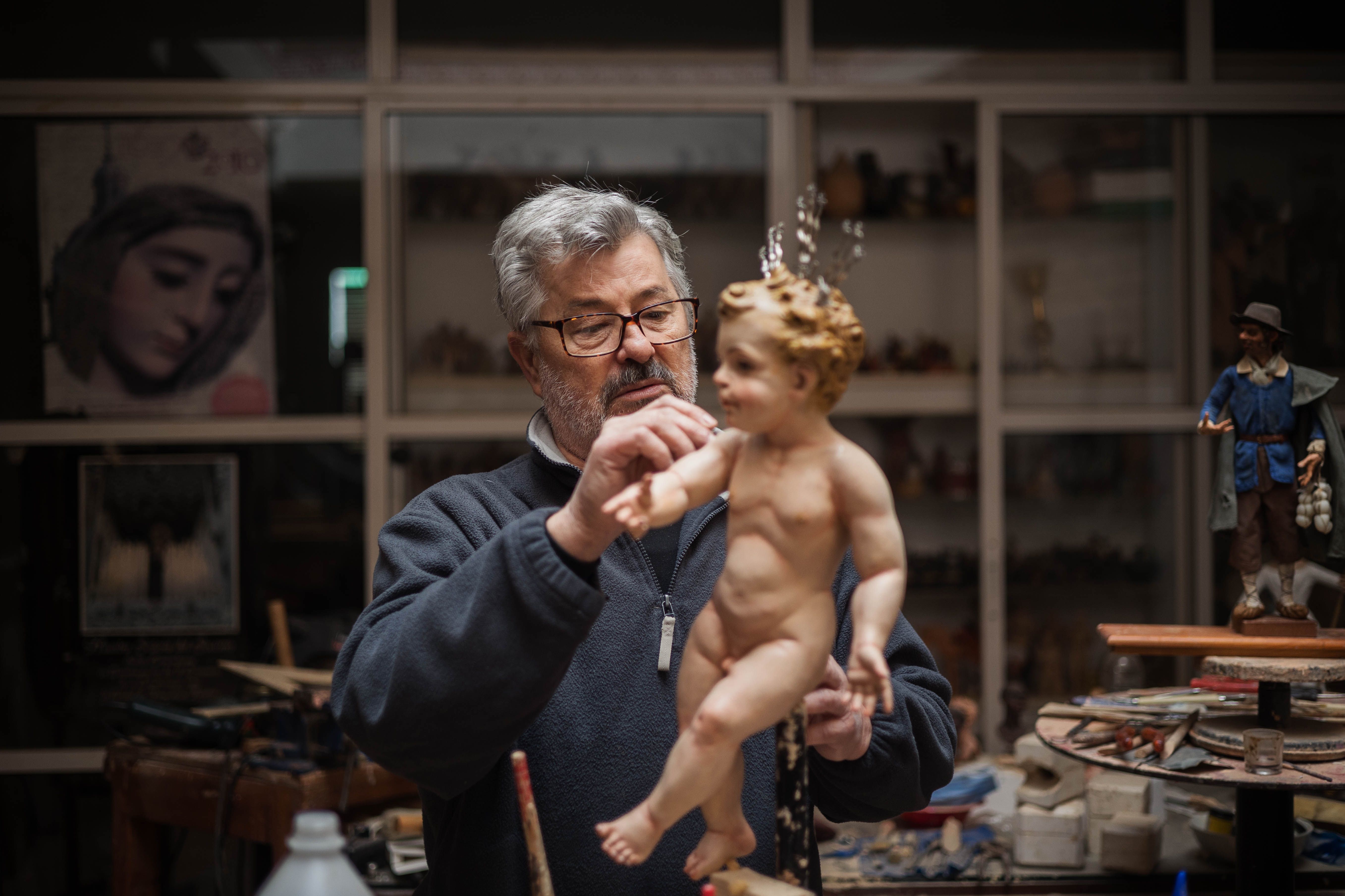 El maestro belenista culminando un niño Jesús.      MANU GARCÍA