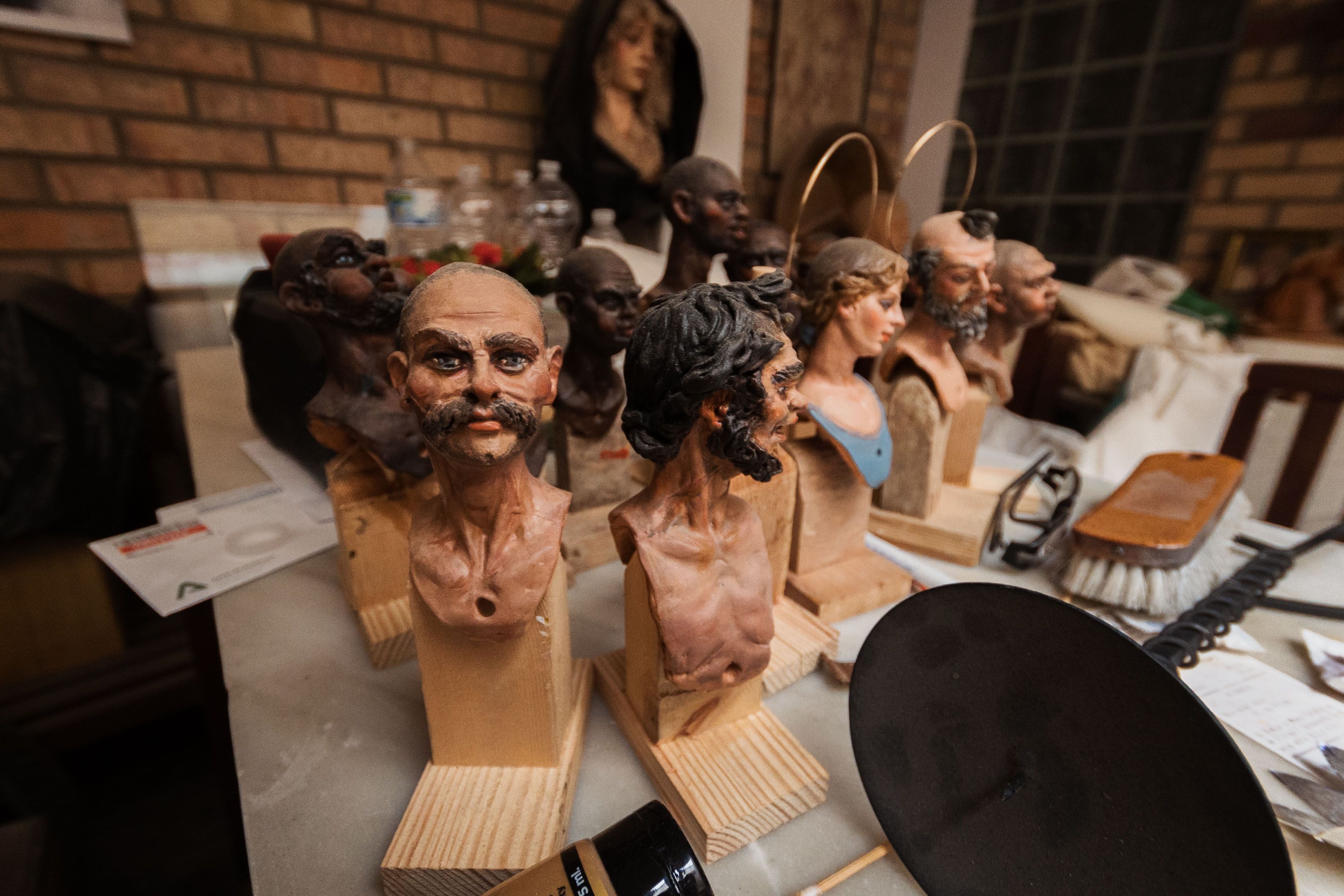 Colección de bustos preparados para su finalización.     MANU GARCÍA