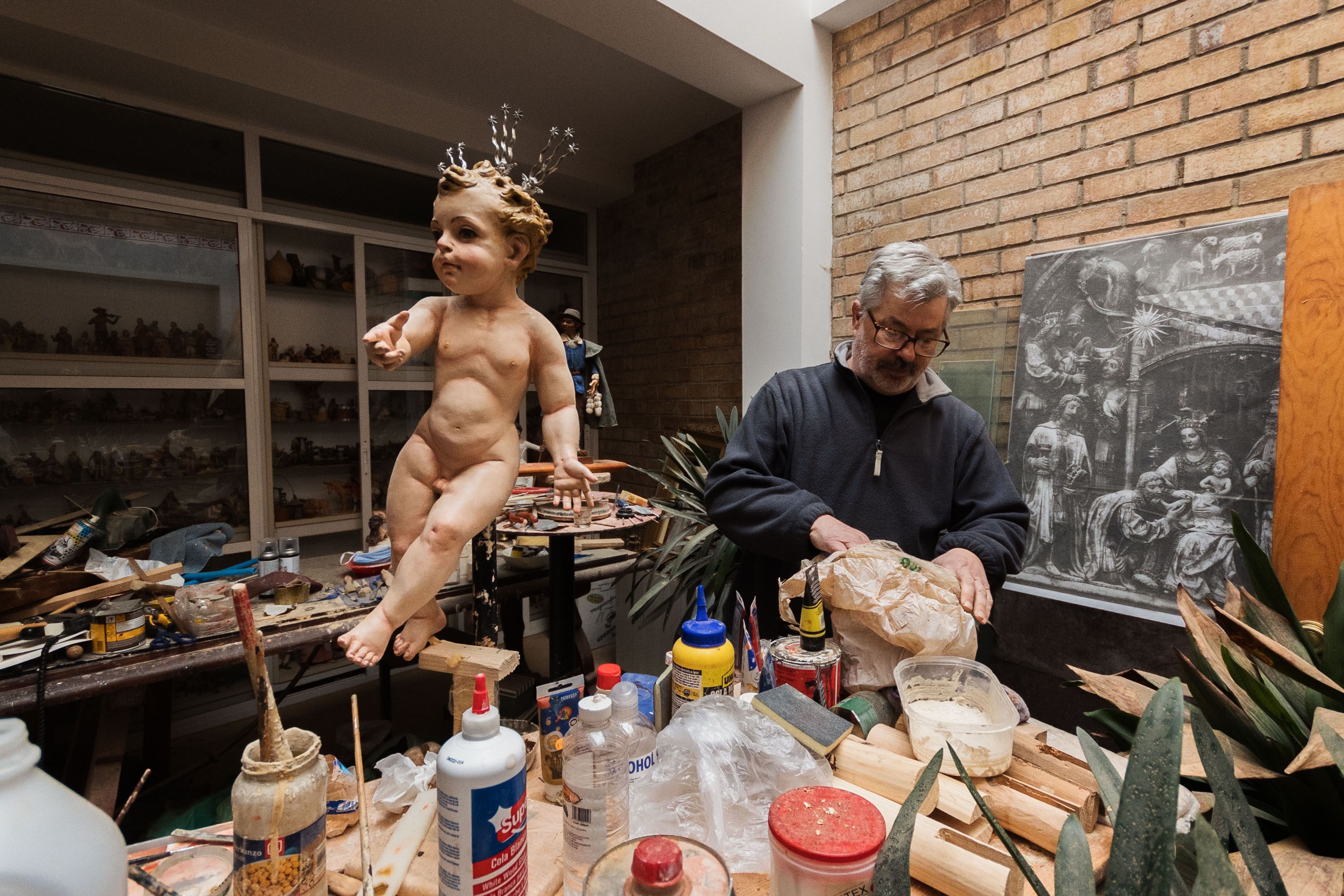 Pedro Ramírez en el taller en su mesa de trabajo.    MANU GARCÍA 