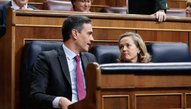 Pedro Sánchez hablando con la vicepresidenta , Nadia Calviño. Pool Congreso