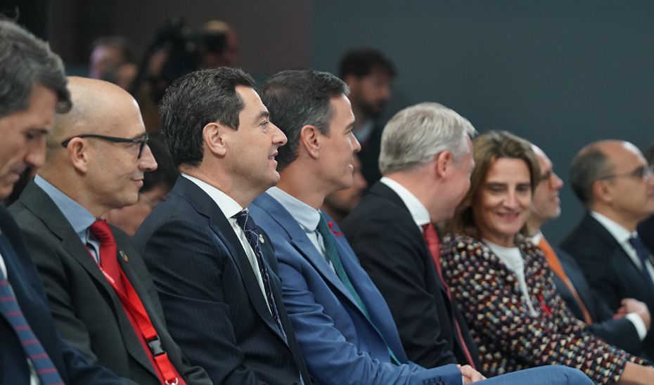 Juanma Moreno, junto a Pedro Sánchez, durante la presentación del proyecto