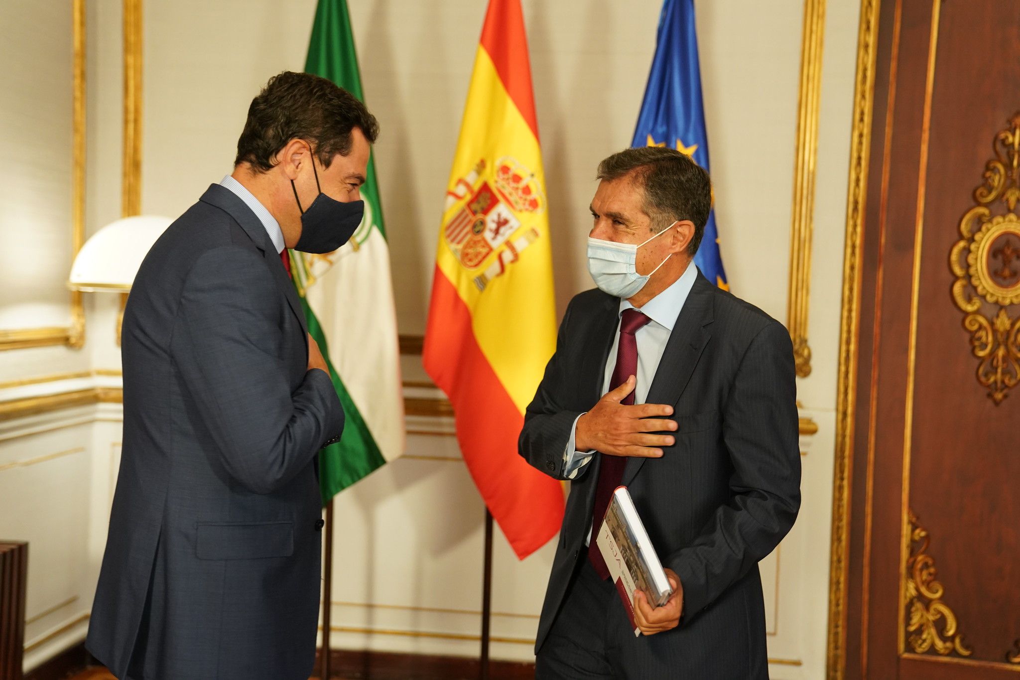 El presidente del TSJA, Lorenzo del Río, con Juanma Moreno en una imagen de archivo, quiere 'arreglar' el caos derivado del cierre de juzgados. El presidente del TSJA, Lorenzo del Río, con Juanma Moreno en una imagen de archivo, quiere 'arreglar' el caos derivado del cierre de juzgados.
