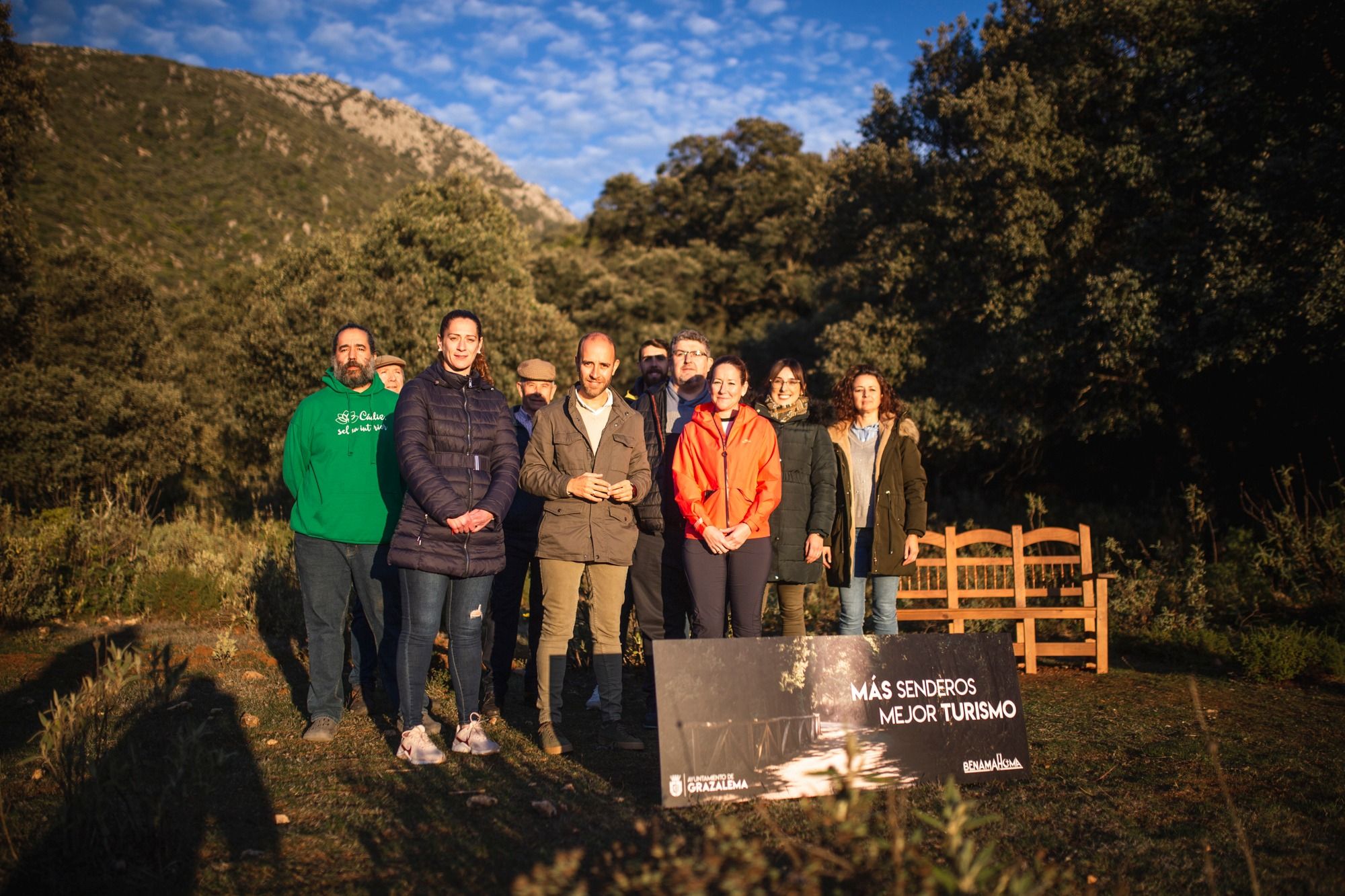 El alcalde de Grazalema, Carlos Javier García, en días pasados junto a vecinos, en la inauguración de siete nuevos senderos recuperados en Benamahoma. El alcalde de Grazalema, Carlos Javier García, en días pasados junto a vecinos, en la inauguración de siete nuevos senderos recuperados en Benamahoma.