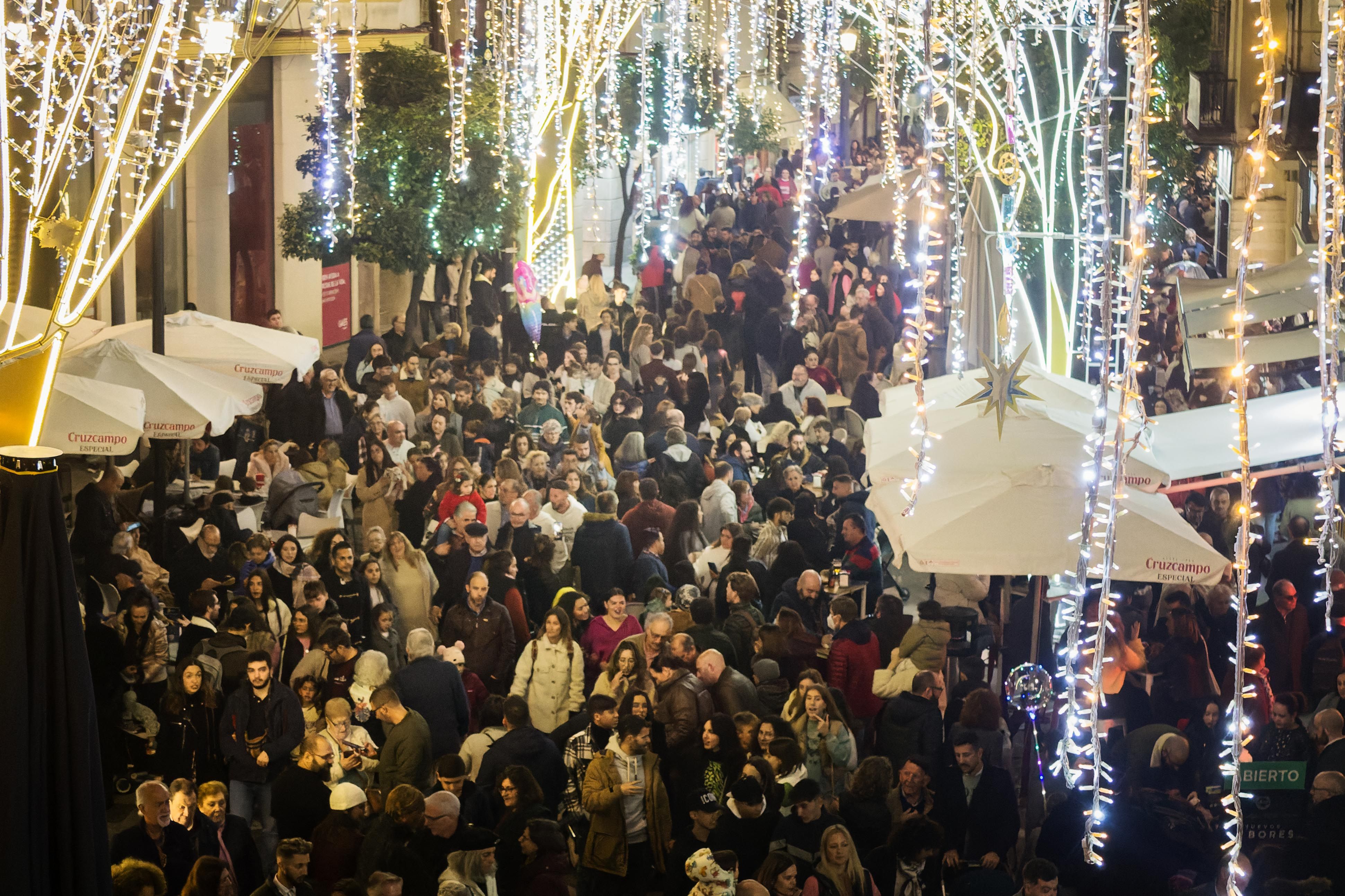 Masiva presencia de público en el centro al inicio de la temporada navideña.