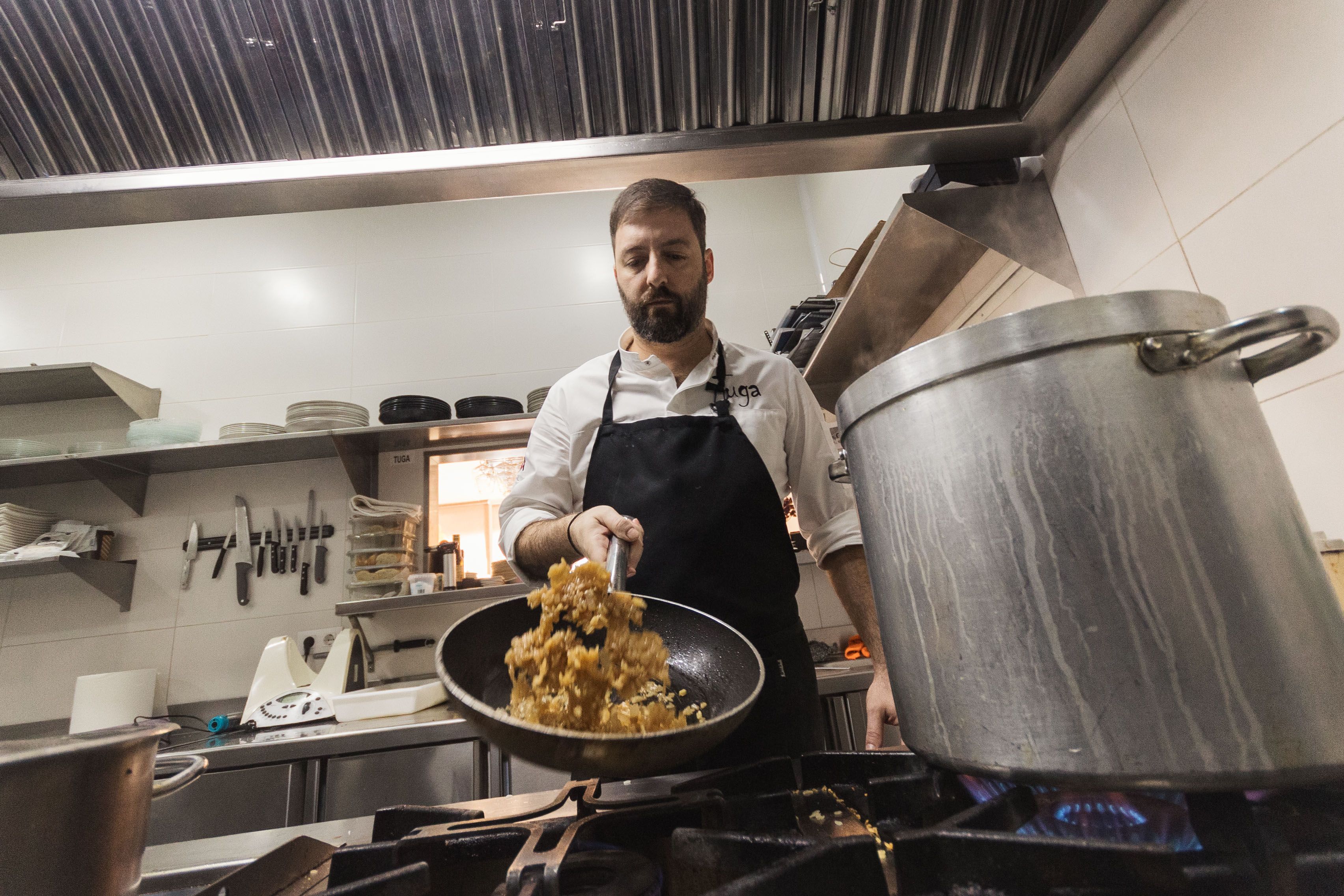 Juanma Contreras en la cocina del Tuga.