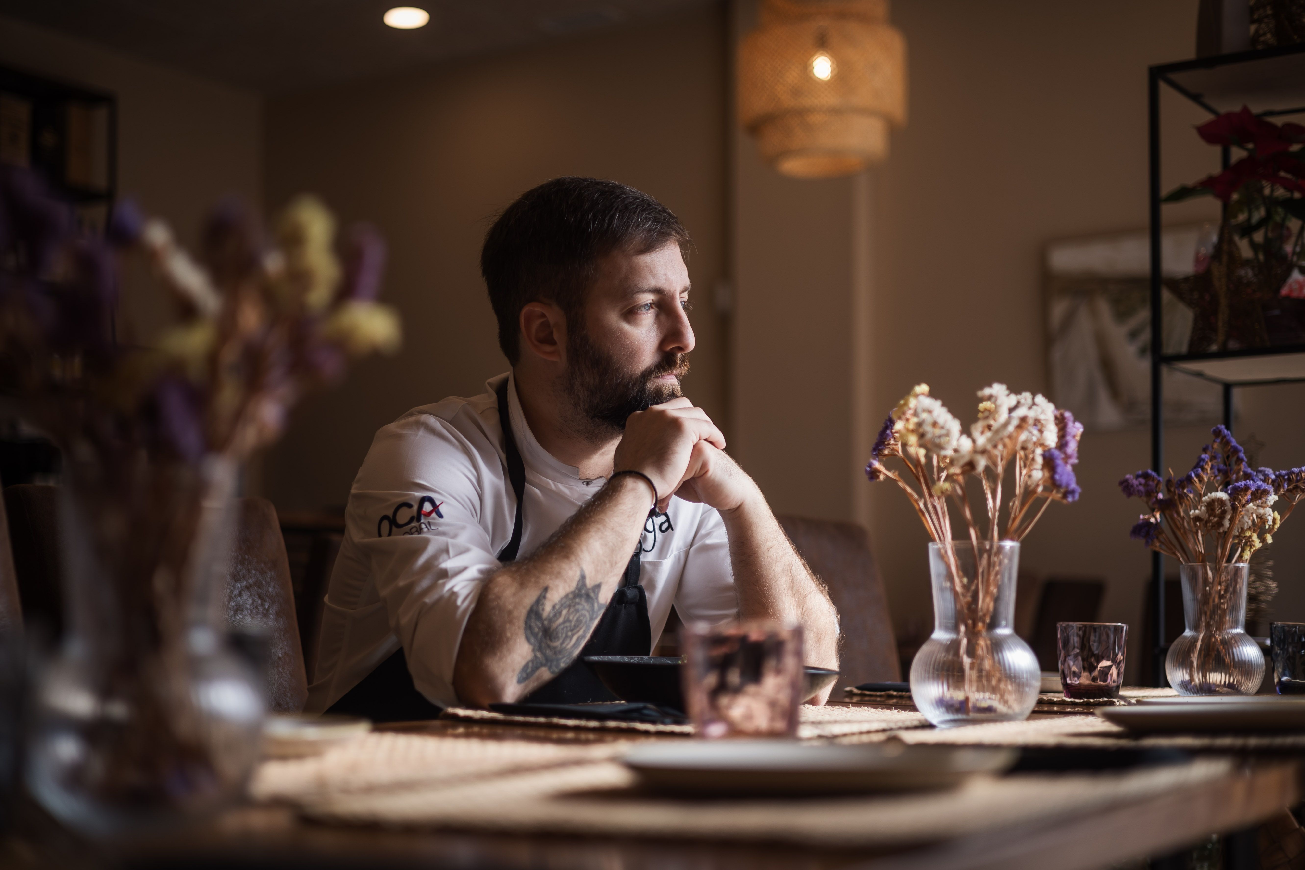 El chef sentado en una de las mesas de su restaurante.    MANU GARCÍA 