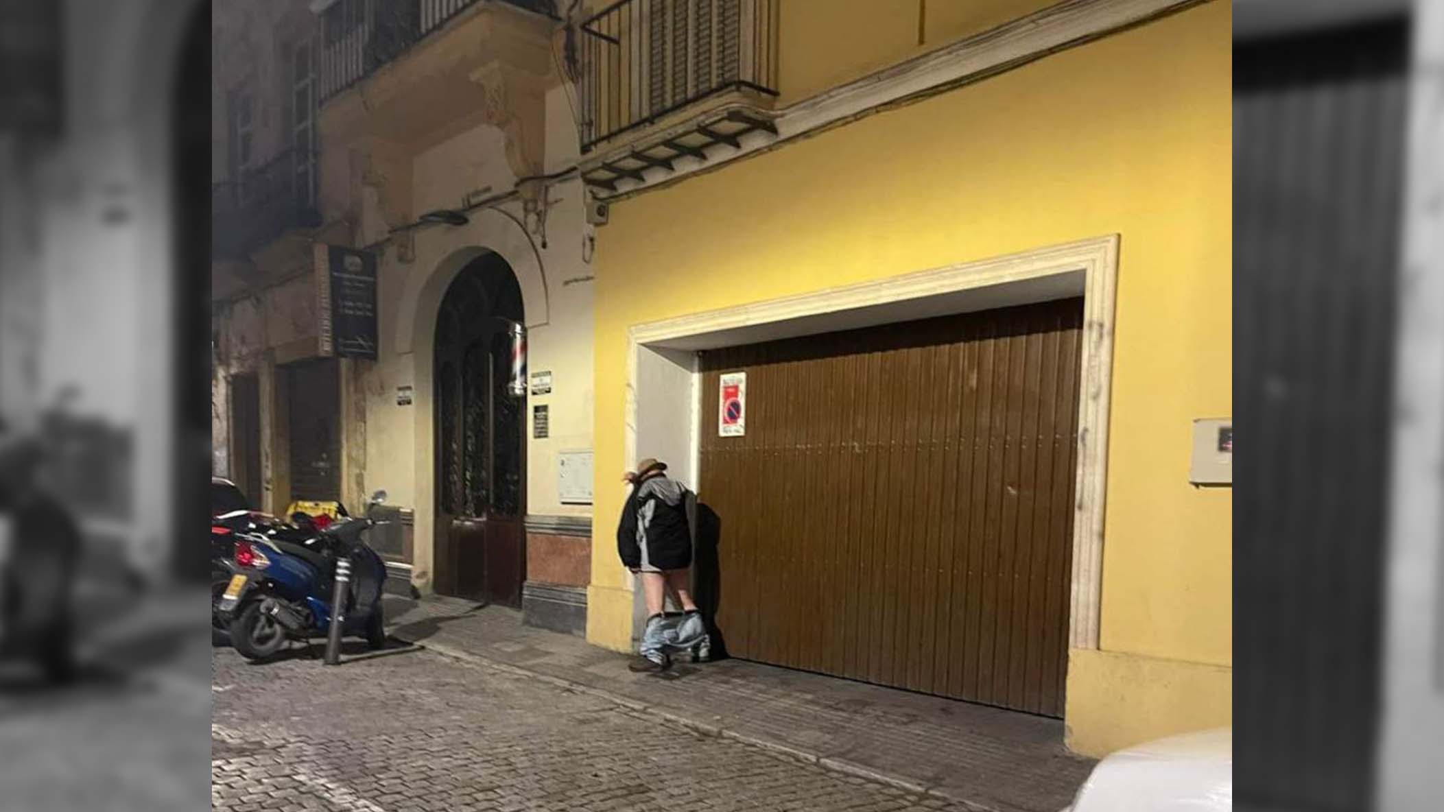 Calle Caballeros, 19.00 horas de este pasado martes festivo de Zambombas en Jerez. Sin comentarios.