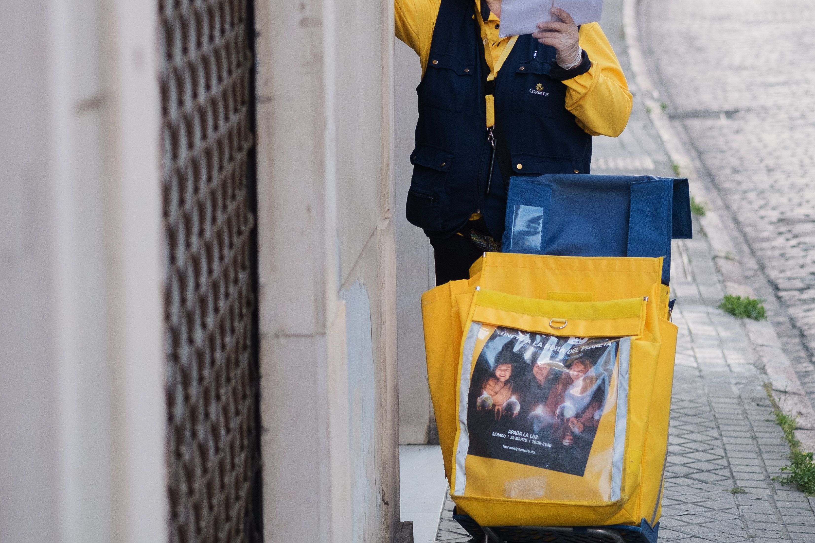 Una trabajadora de Correos. La Policía Nacional investiga una trama de voto por correo.