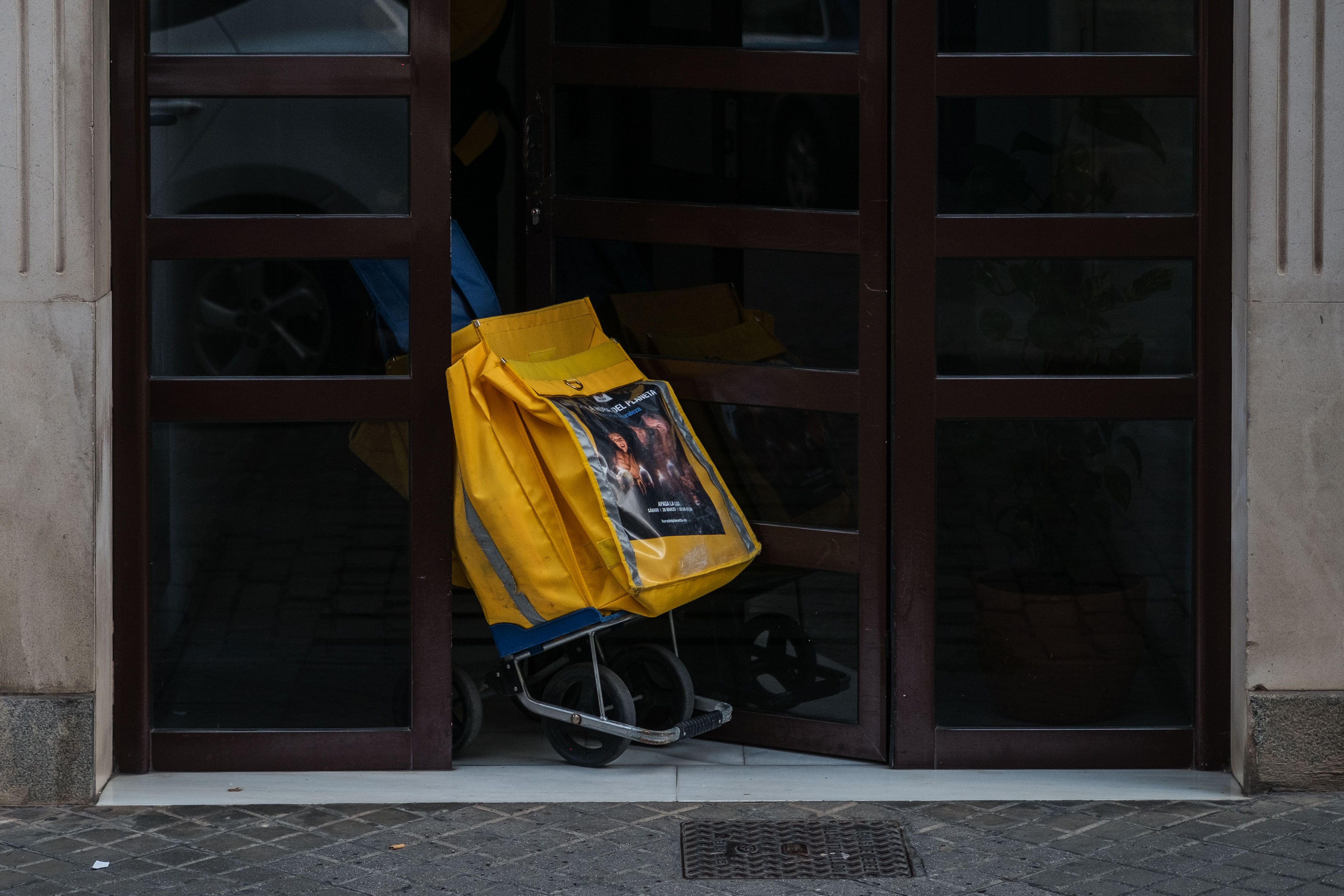 Una trabajadora de Correos entrando en un portal. Una trabajadora de Correos entrando en un portal.