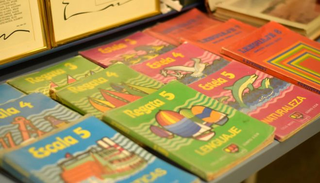 Los libros que se usaban antes en el colegio.