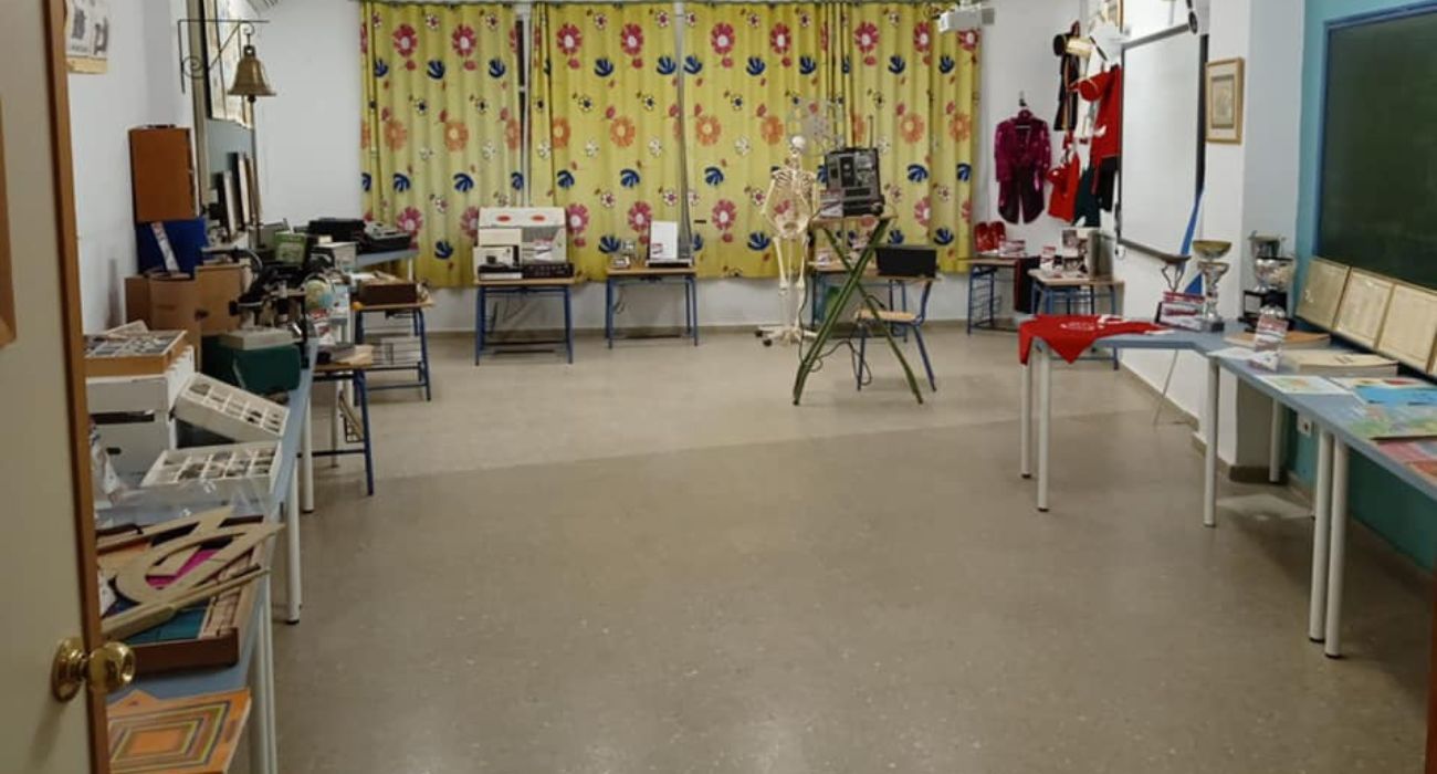Imagen de la exposición que reúne el material que se empleaba en el colegio en los años 70 y 80. Imagen de la exposición que reúne el material que se empleaba en el colegio en los años 70 y 80.