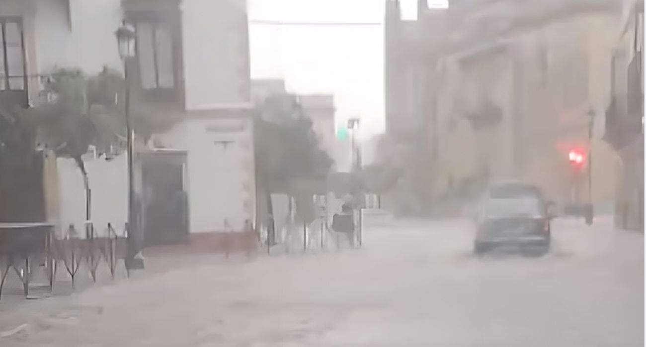 La calle Ancha en Jerez, convertida en un auténtico lago. La calle Ancha en Jerez, convertida en un auténtico lago.