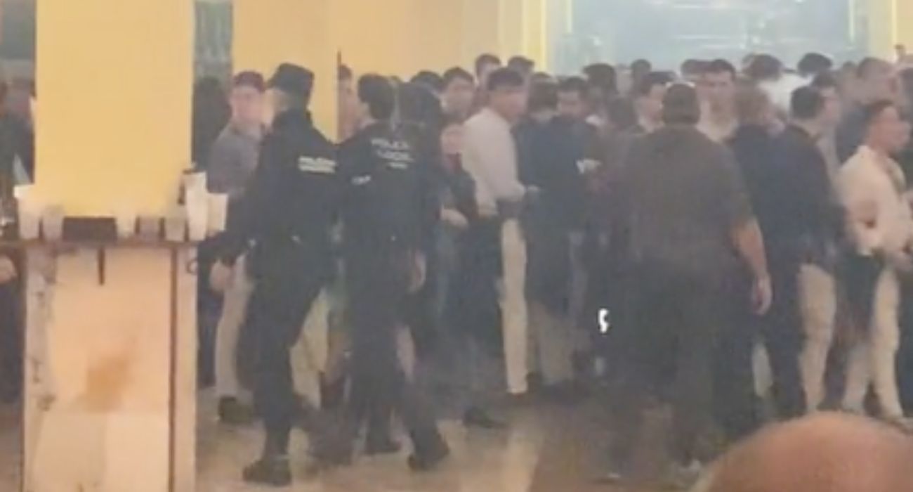 La Policía tuvo que intervenir para desalojar la Zambomba que se estaba celebrando en una bodega de Jerez. La Policía tuvo que intervenir para desalojar la Zambomba que se estaba celebrando en una bodega de Jerez.