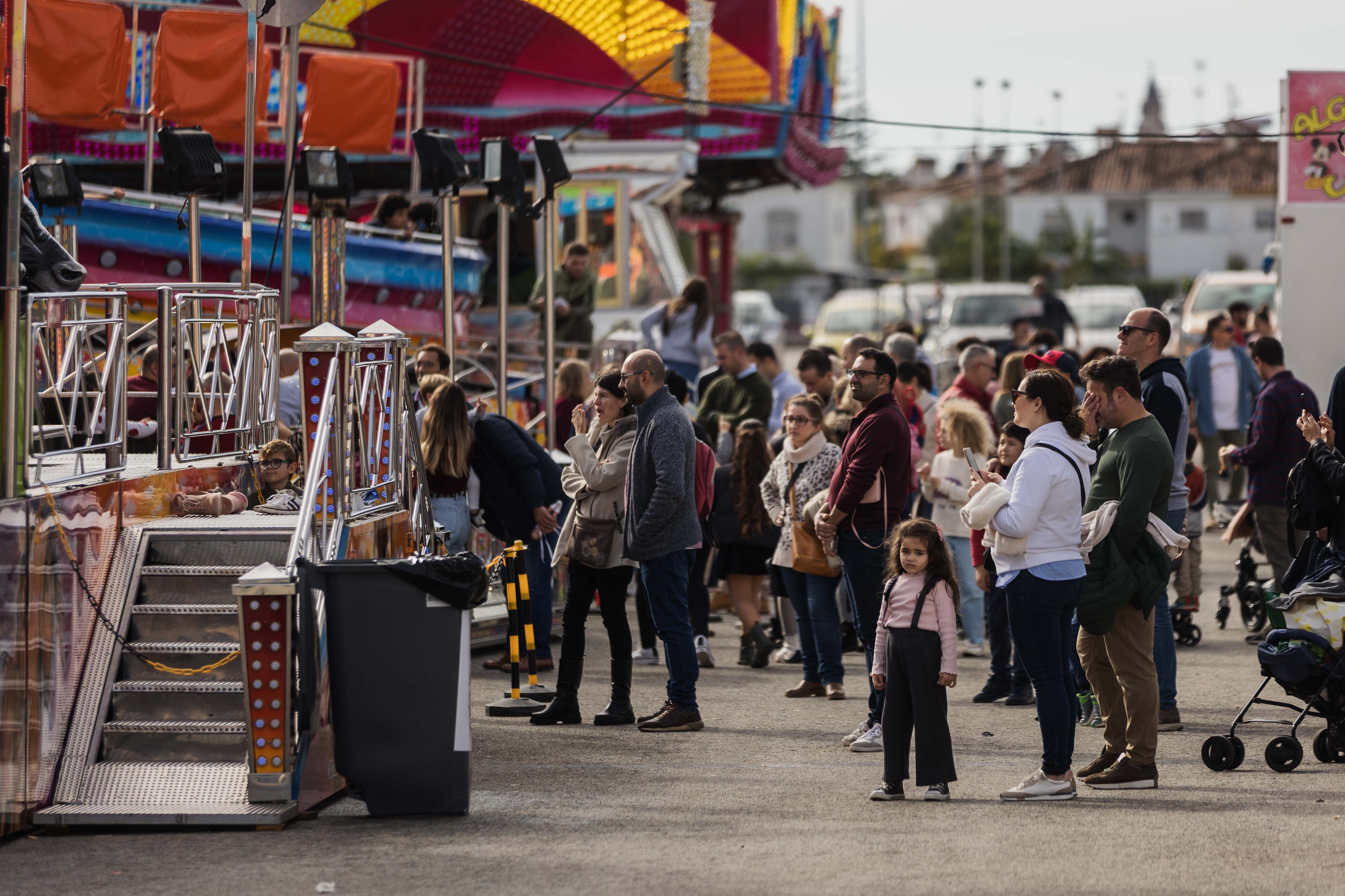 La ‘Feria de la Navidad’, primeros visitantes.      MANU GARCÍA. 
