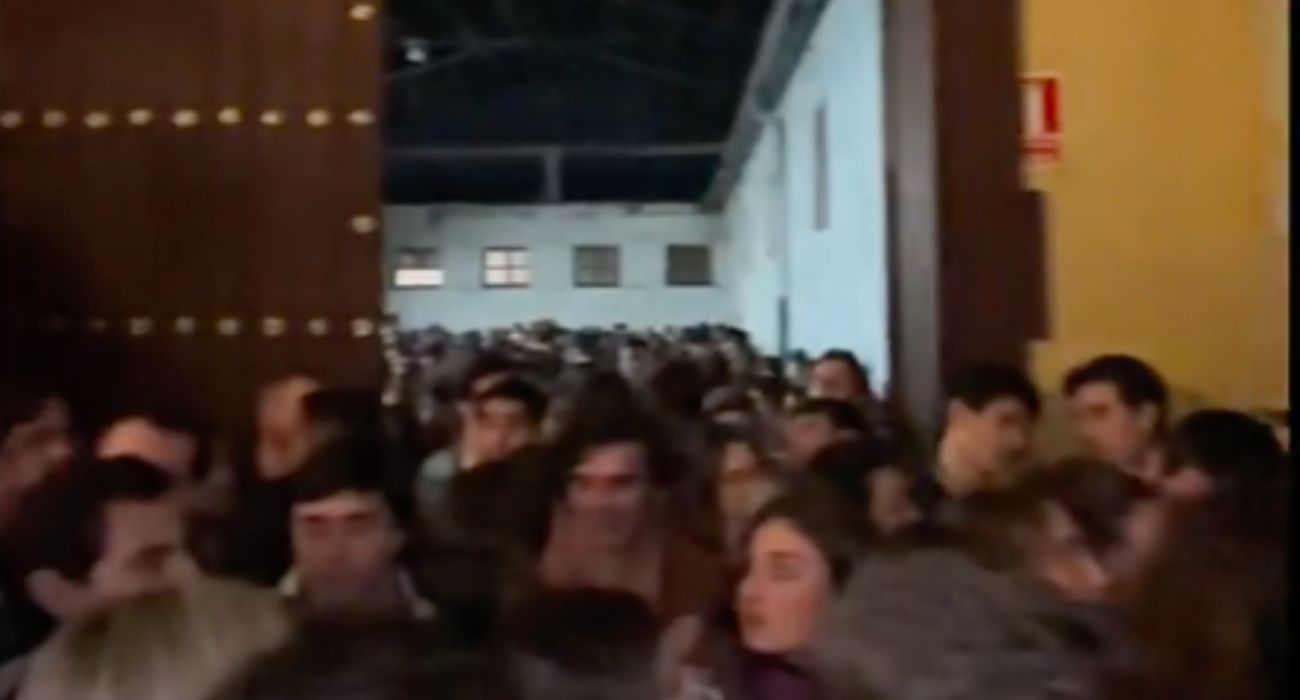 Aspecto de una de las puertas de entrada a la mega Zambomba que tuvo que ser desalojada por exceso del aforo. Aspecto de una de las puertas de entrada a la mega Zambomba que tuvo que ser desalojada por exceso del aforo.