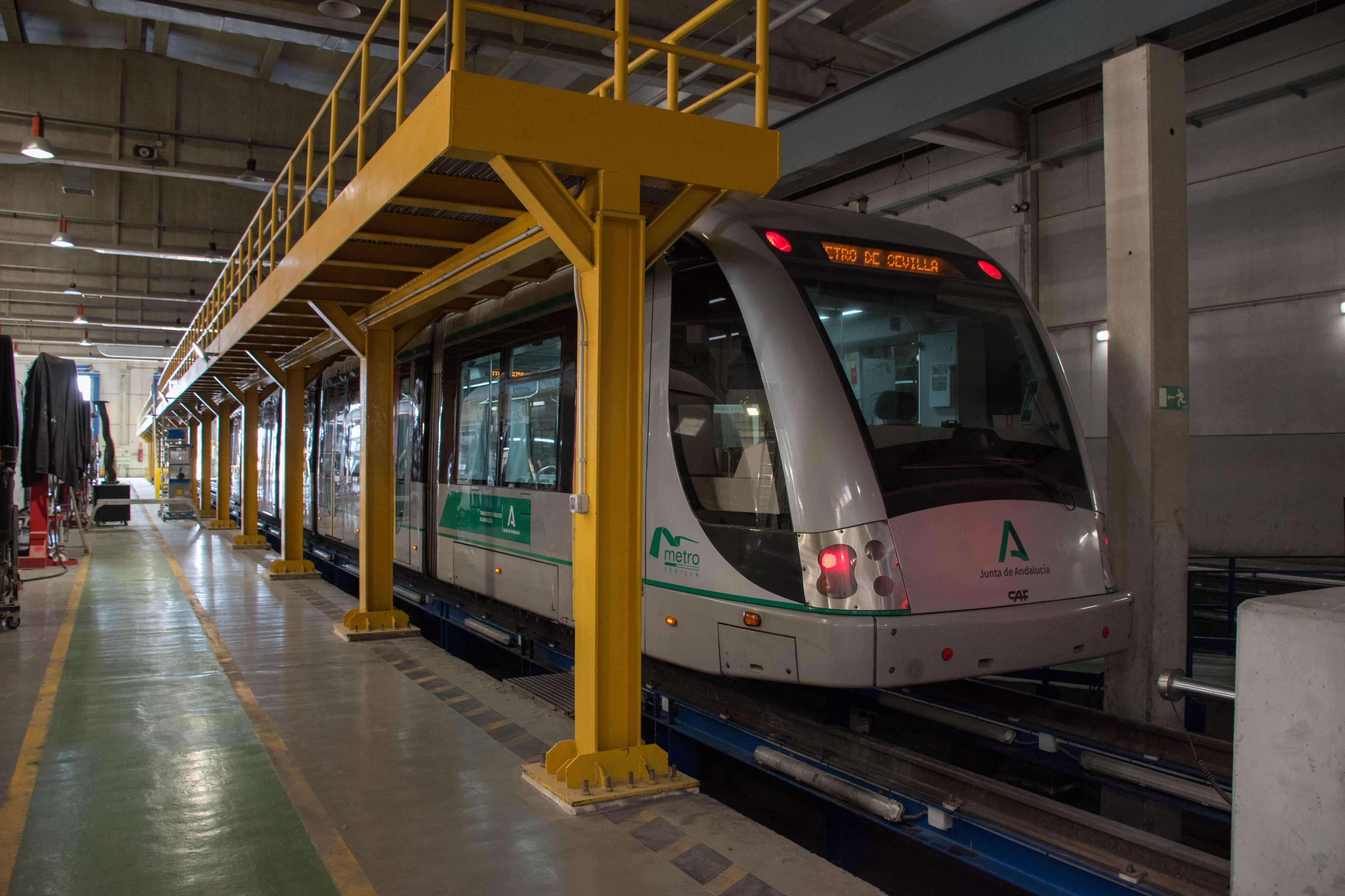 Una imagen del mantenimiento de uno de los trenes del Metro de Sevilla.