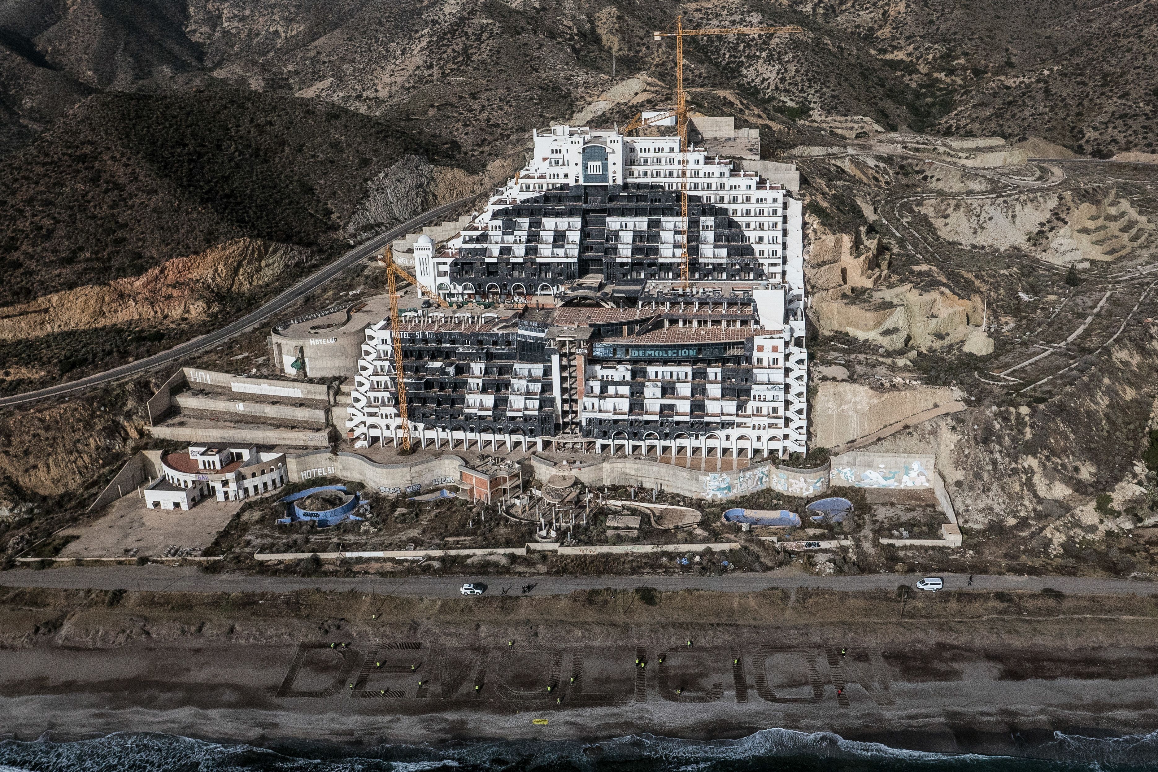 El hotel edificado en el paraje ‘El Algarrobico’ en Carboneras, Almería.