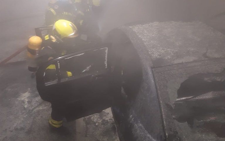 El coche incendiado en un Mercadona de Jerez. El coche incendiado en un Mercadona de Jerez.