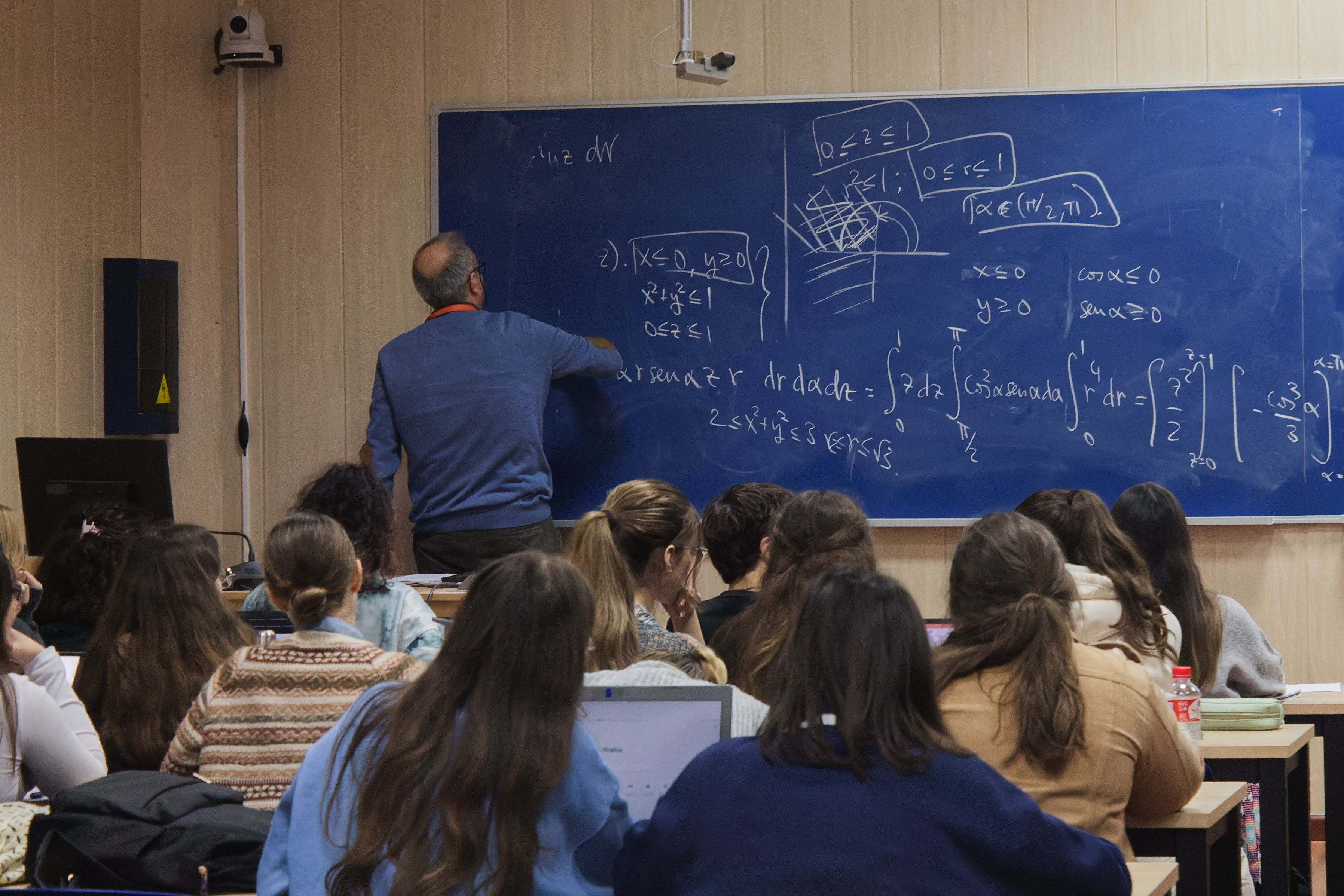 Una clase de Física en la Facultad de Ciencias de la UCA.