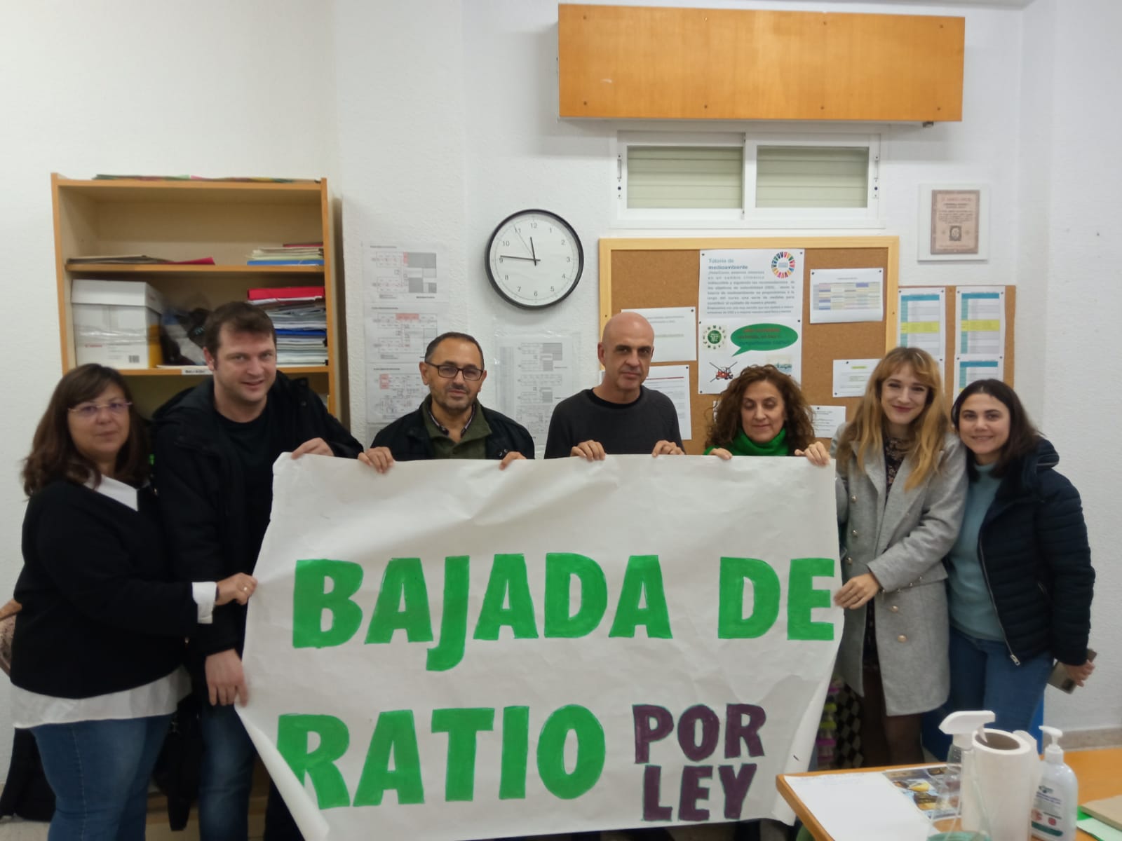 Docentes, con una pancarta pidiendo la bajada de ratio.
